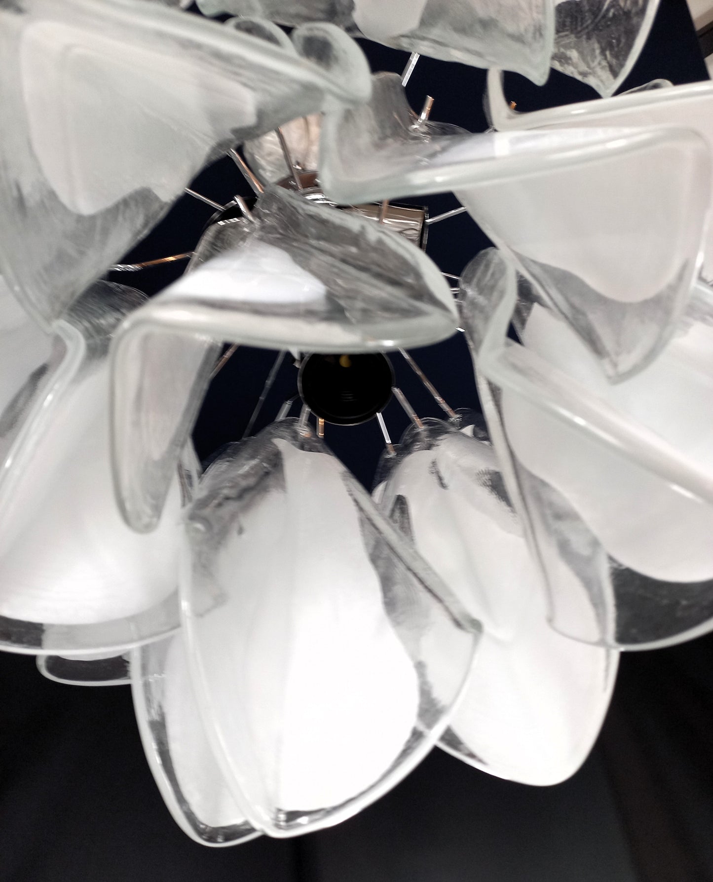 Lampadario di Murano con Vetri rondine di Murano in cristallo e bianco, fatti a mano. Designed and made in Venice Italy