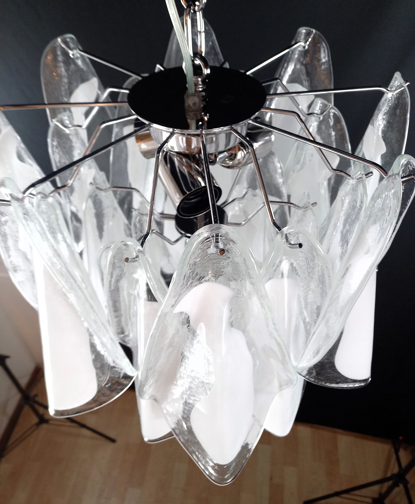 Lampadario di Murano con Vetri rondine di Murano in cristallo e bianco, fatti a mano. Designed and made in Venice Italy