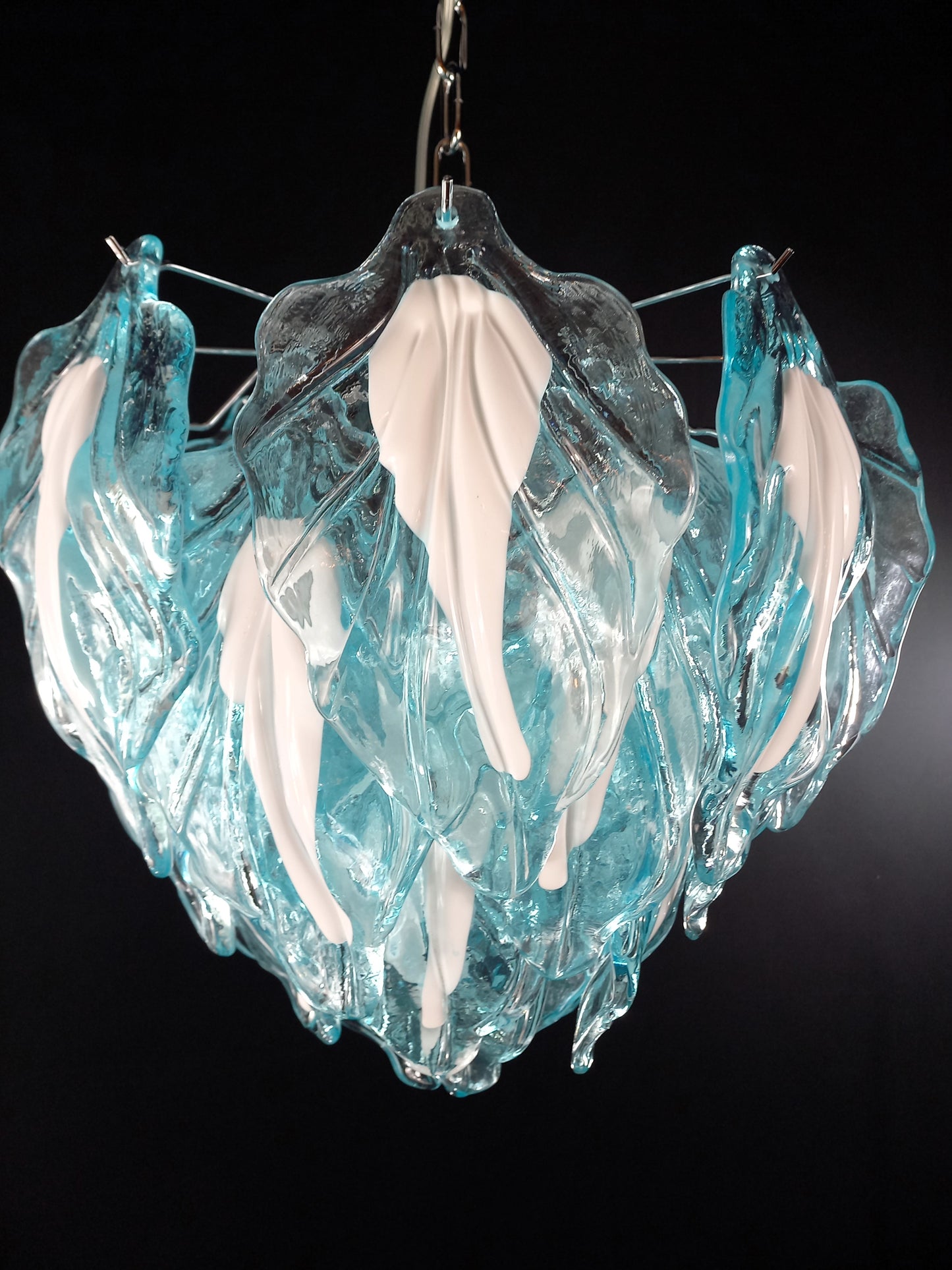 Lampadario artigianale di Murano, Con vetri di Murano fatti a mano, foglia blu chiaro. Designed and Made in Venice, Italy.