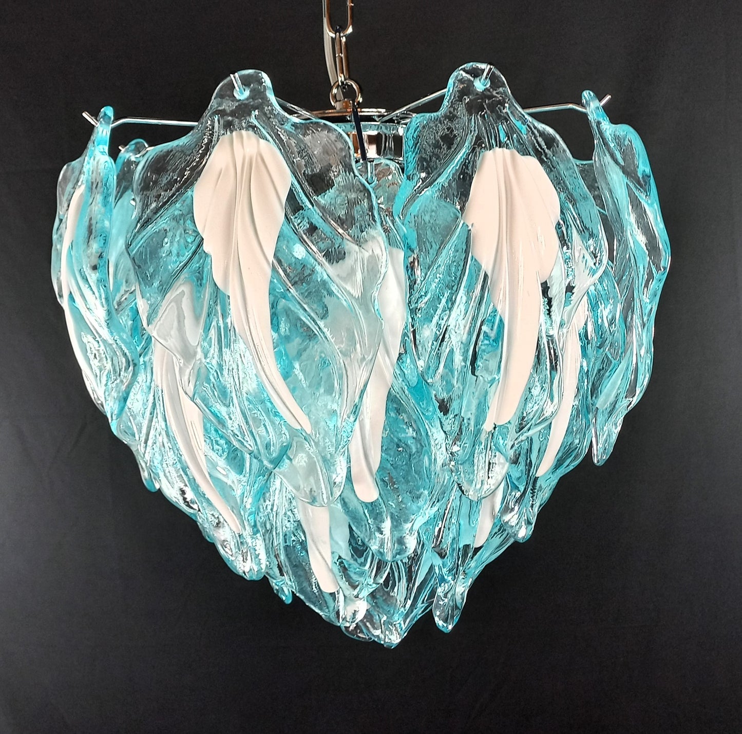 Lampadario artigianale di Murano, Con vetri di Murano fatti a mano, foglia blu chiaro. Designed and Made in Venice, Italy.