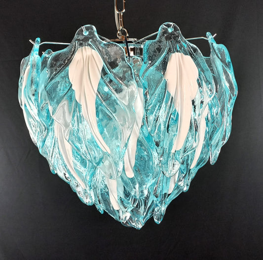 Lampadario artigianale di Murano, Con vetri di Murano fatti a mano, foglia blu chiaro. Designed and Made in Venice, Italy.