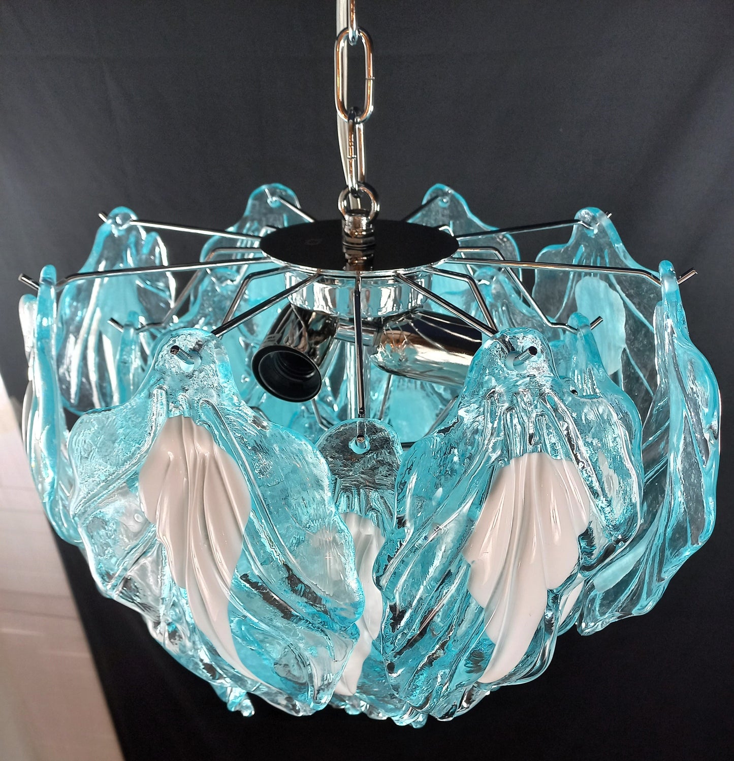 Lampadario artigianale di Murano, Con vetri di Murano fatti a mano, foglia blu chiaro. Designed and Made in Venice, Italy.