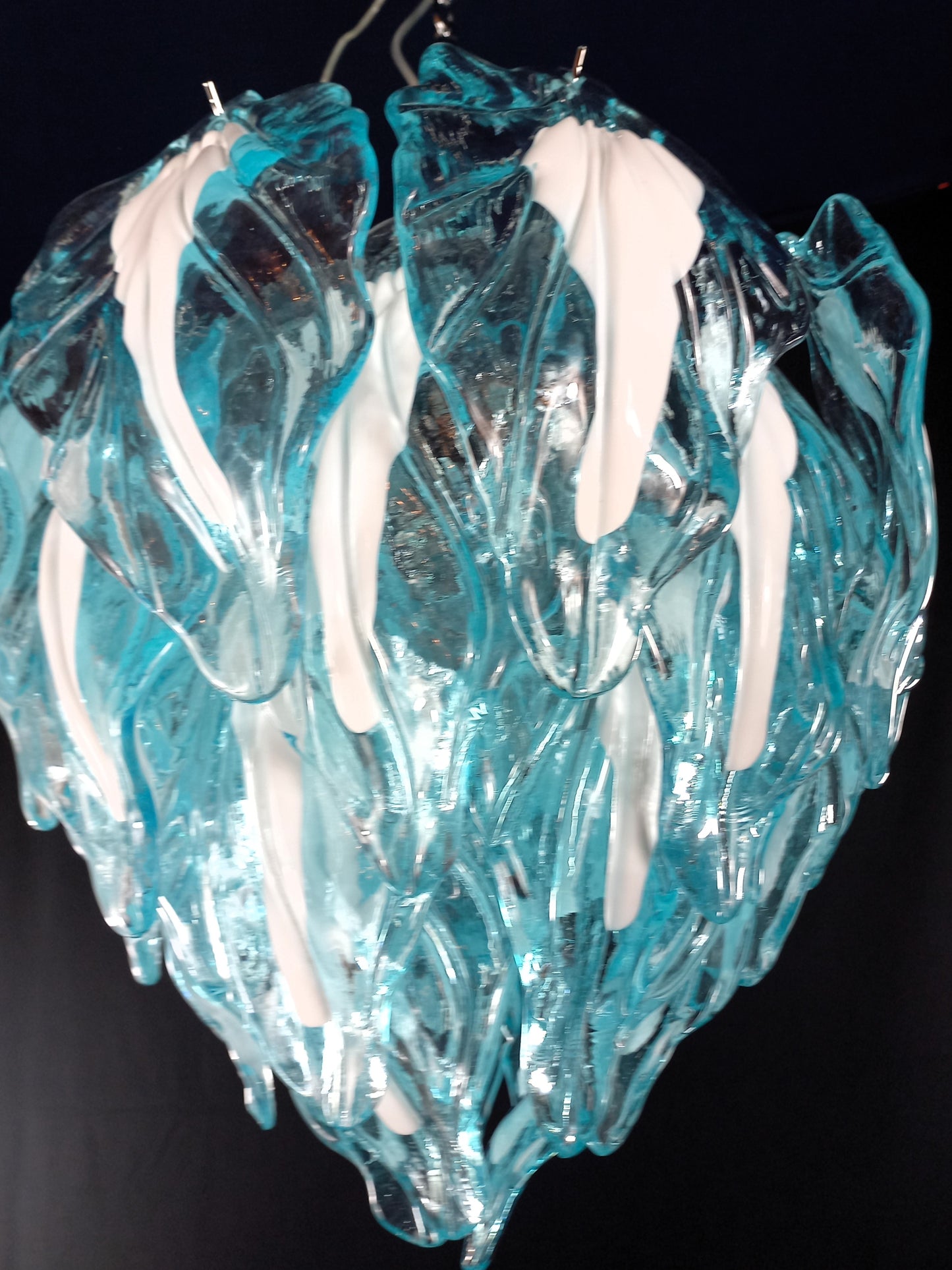 Lampadario artigianale di Murano, Con vetri di Murano fatti a mano, foglia blu chiaro. Designed and Made in Venice, Italy.