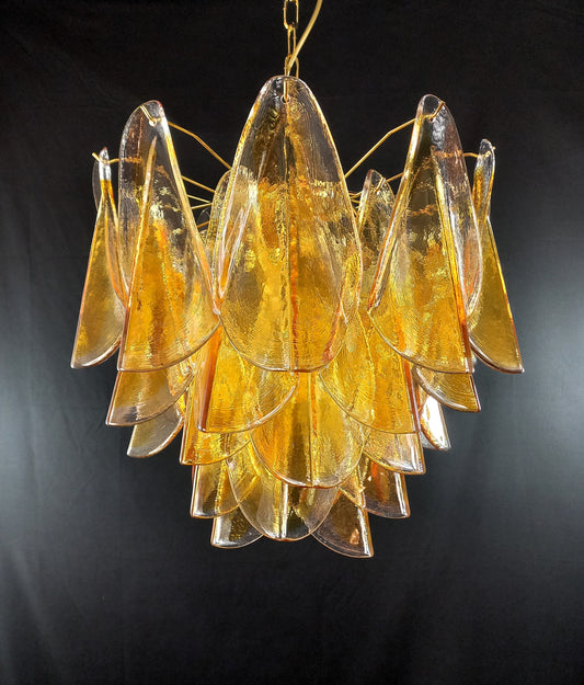 Lampadario di Murano con Vetri rondine di Murano fatti a mano in cristallo e ambra. Designed and made in Venice, Italy.