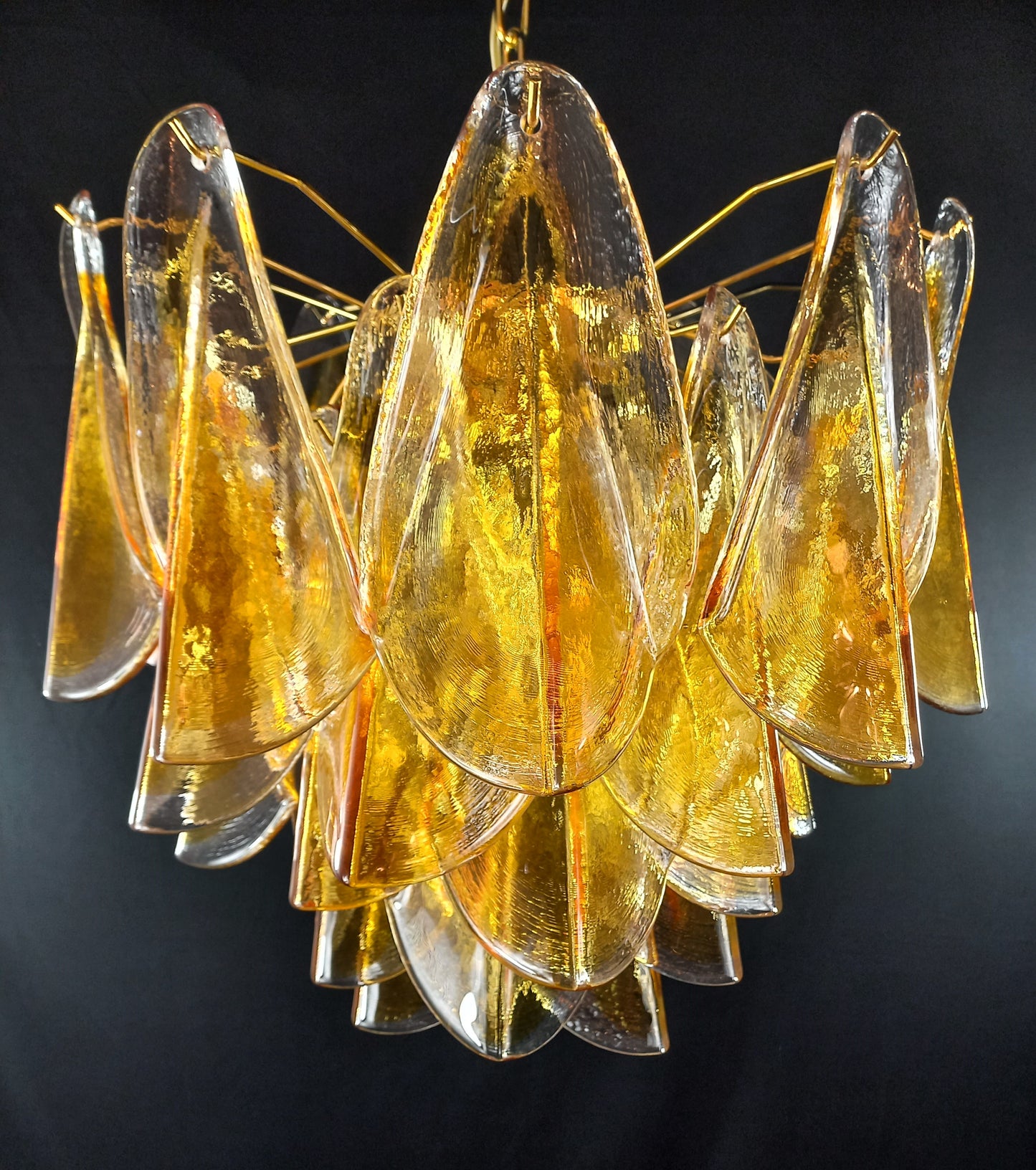 Lampadario di Murano con Vetri rondine di Murano fatti a mano in cristallo e ambra. Designed and made in Venice, Italy.