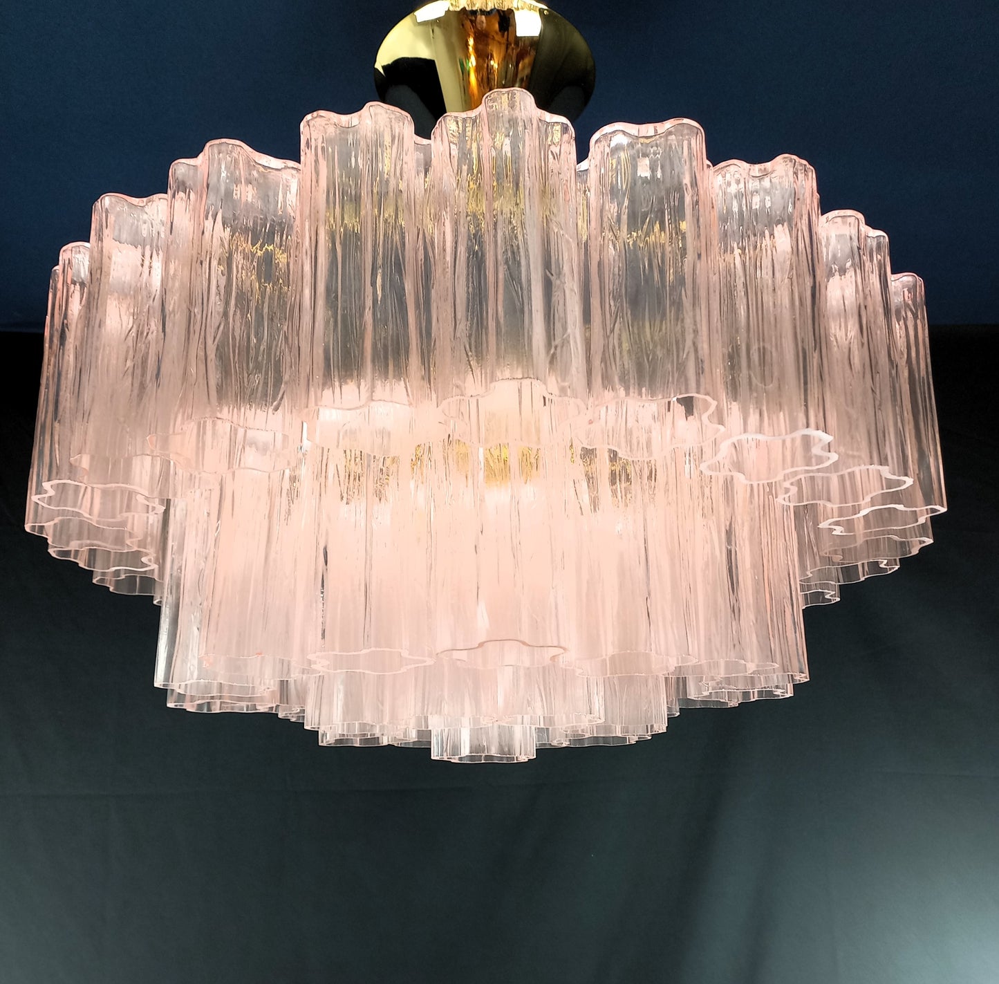 Lampadario a vetri tronchi di Murano. Lampadario con Vetri tronchi di Murano artigianali fatti a mano, di colore rosa. Designed and Made in Venice, Italy
