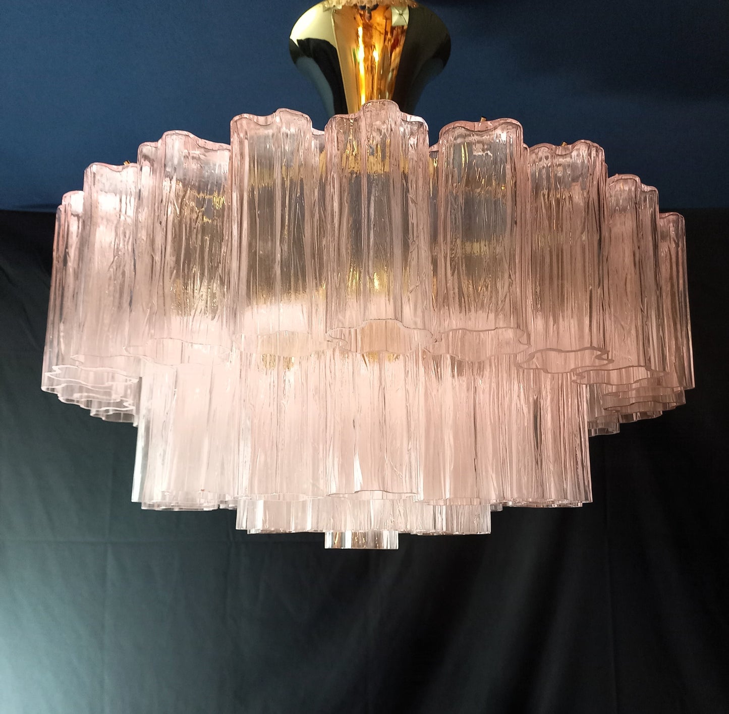 Lampadario a vetri tronchi di Murano. Lampadario con Vetri tronchi di Murano artigianali fatti a mano, di colore rosa. Designed and Made in Venice, Italy