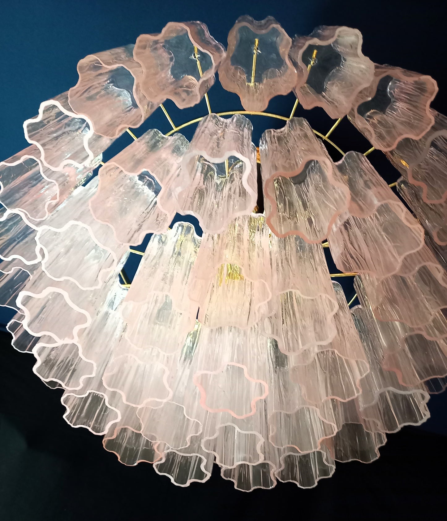Lampadario a vetri tronchi di Murano. Lampadario con Vetri tronchi di Murano artigianali fatti a mano, di colore rosa. Designed and Made in Venice, Italy