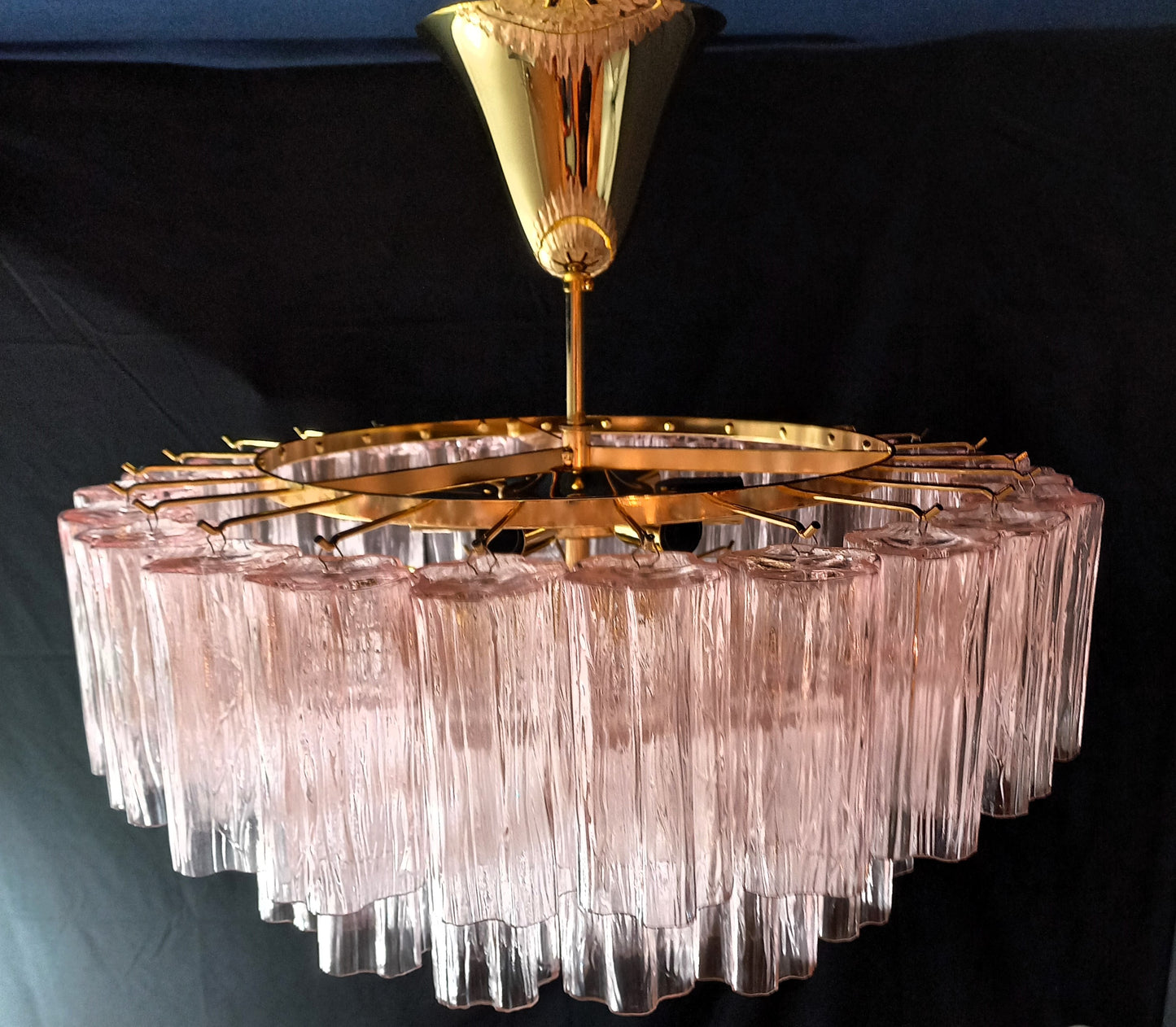 Lampadario a vetri tronchi di Murano. Lampadario con Vetri tronchi di Murano artigianali fatti a mano, di colore rosa. Designed and Made in Venice, Italy
