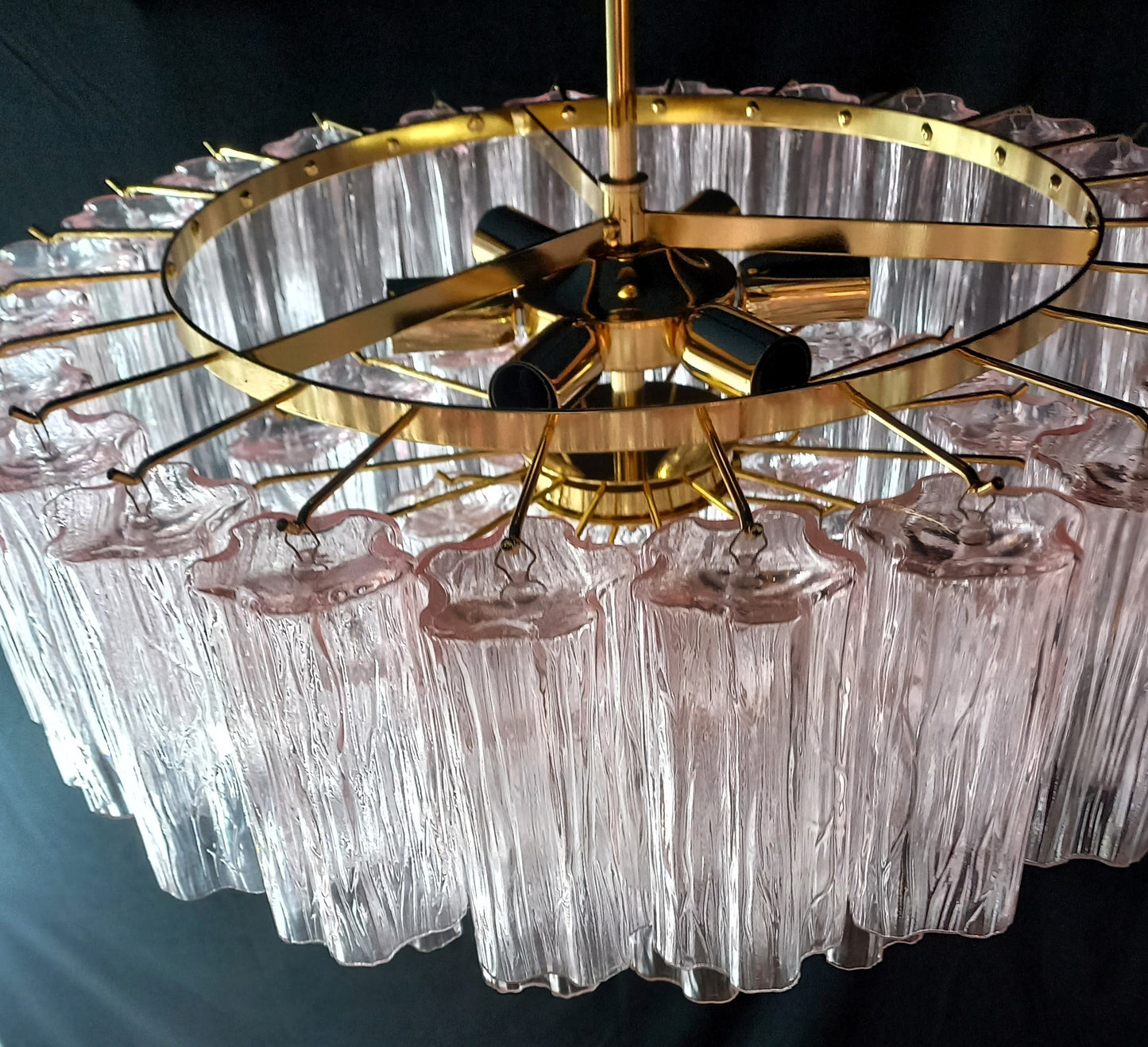 Lampadario a vetri tronchi di Murano. Lampadario con Vetri tronchi di Murano artigianali fatti a mano, di colore rosa. Designed and Made in Venice, Italy
