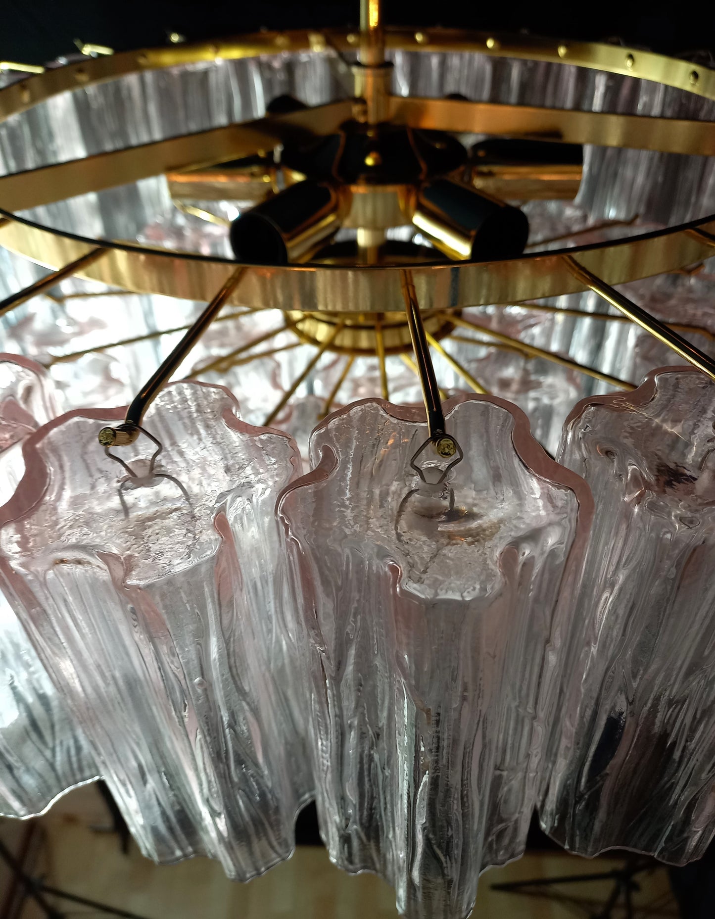 Lampadario a vetri tronchi di Murano. Lampadario con Vetri tronchi di Murano artigianali fatti a mano, di colore rosa. Designed and Made in Venice, Italy
