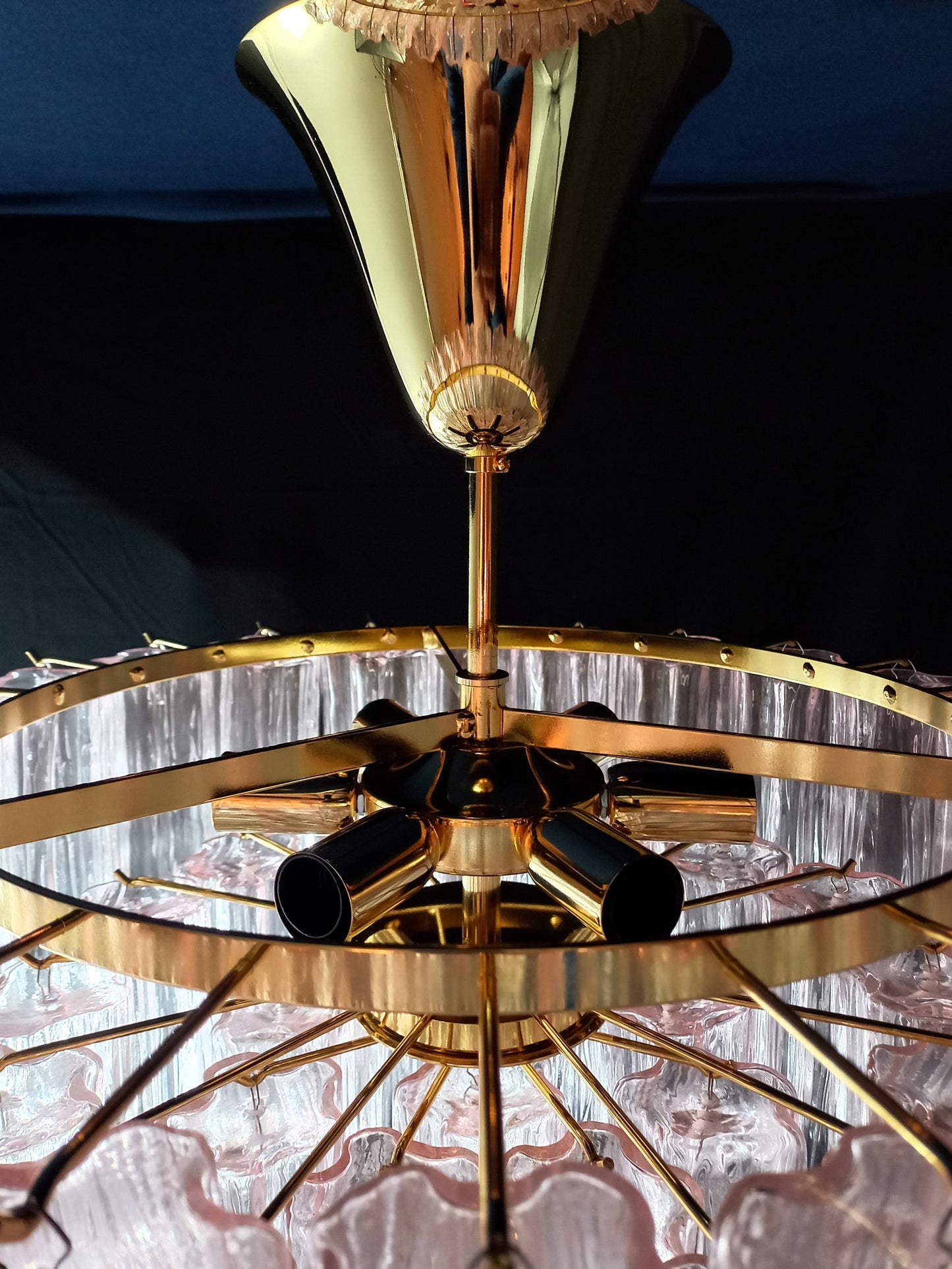 Lampadario a vetri tronchi di Murano. Lampadario con Vetri tronchi di Murano artigianali fatti a mano, di colore rosa. Designed and Made in Venice, Italy