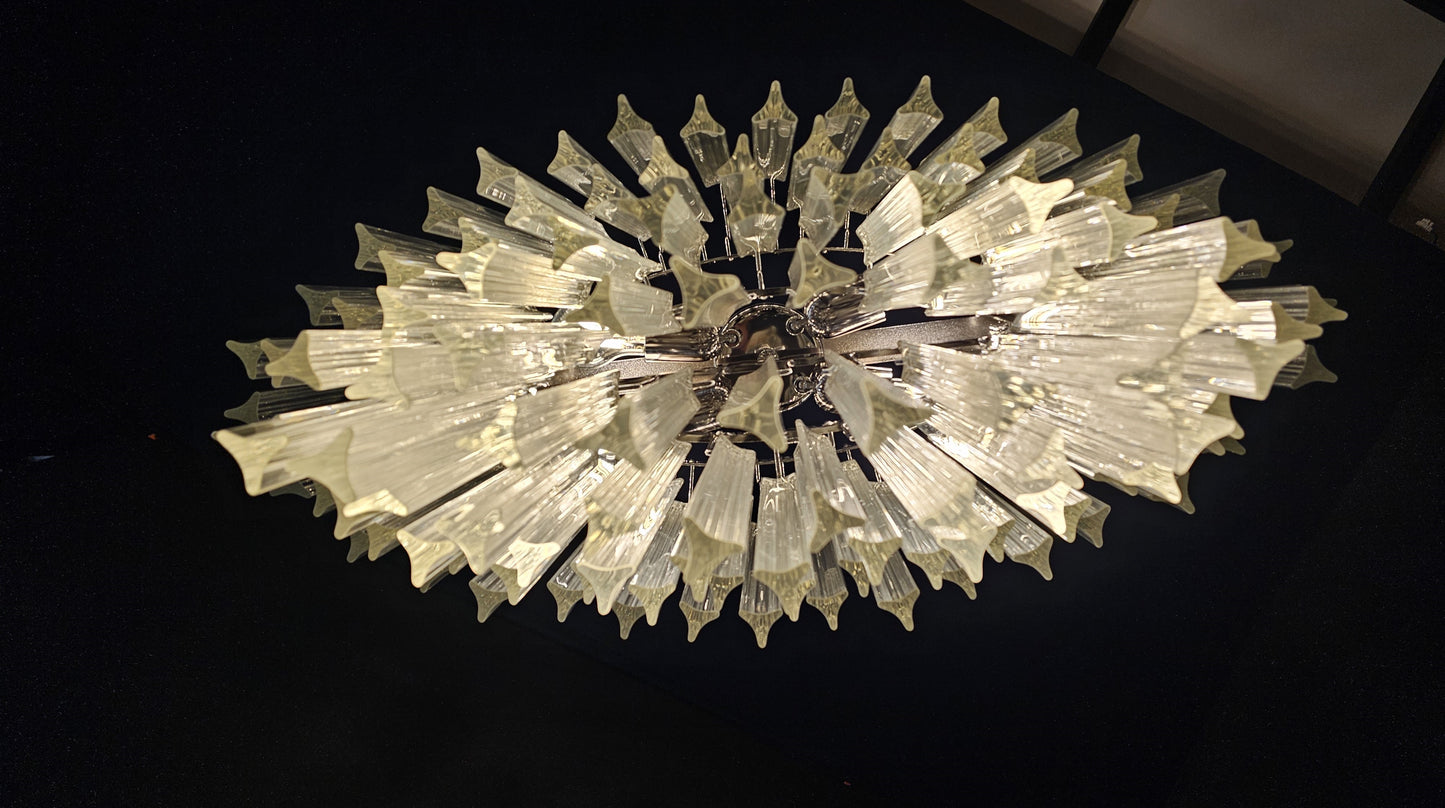 Lampadario ovale Vintage di Murano.Stile Venini, anni'70.Con vetri di Murano prismi triedri in cristallo. Designed and made in Venice Italy.