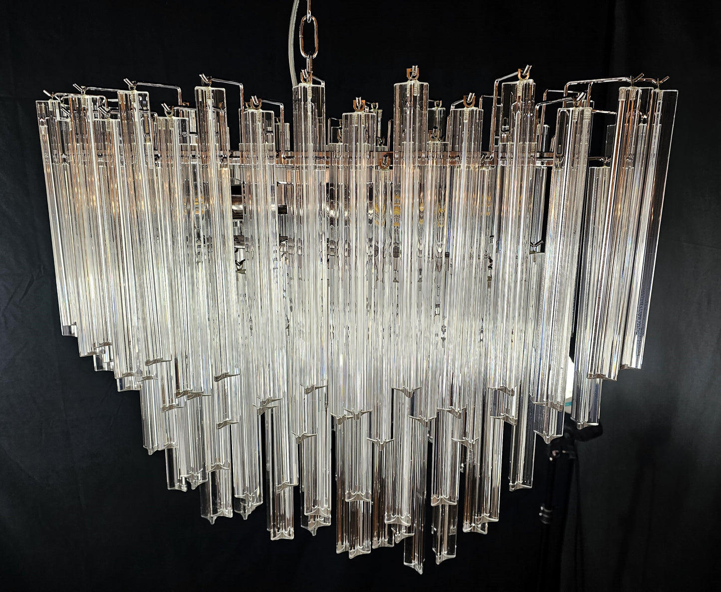 Lampadario ovale Vintage di Murano.Stile Venini, anni'70.Con vetri di Murano prismi triedri in cristallo. Designed and made in Venice Italy.