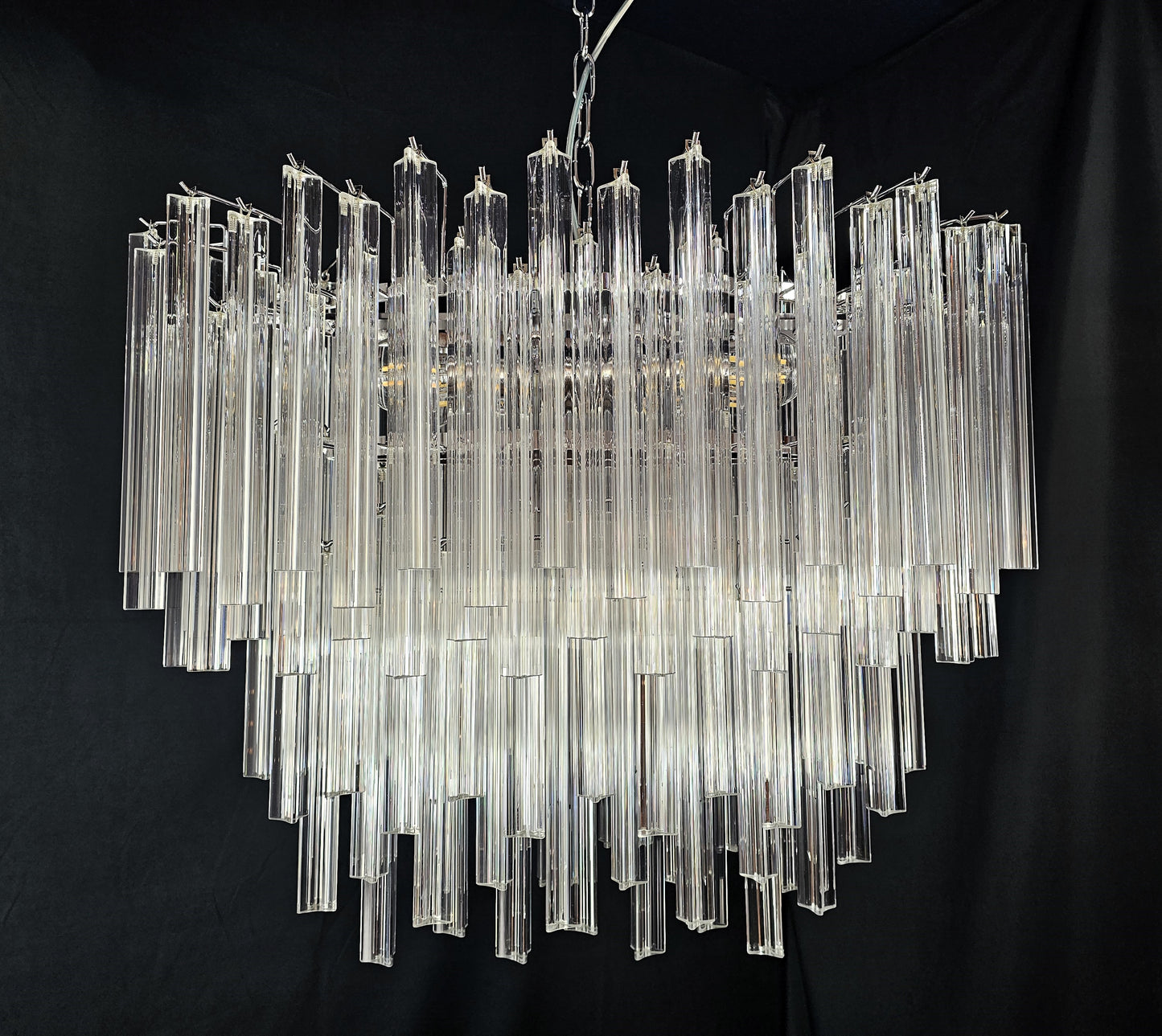 Lampadario ovale Vintage di Murano.Stile Venini, anni'70.Con vetri di Murano prismi triedri in cristallo. Designed and made in Venice Italy.
