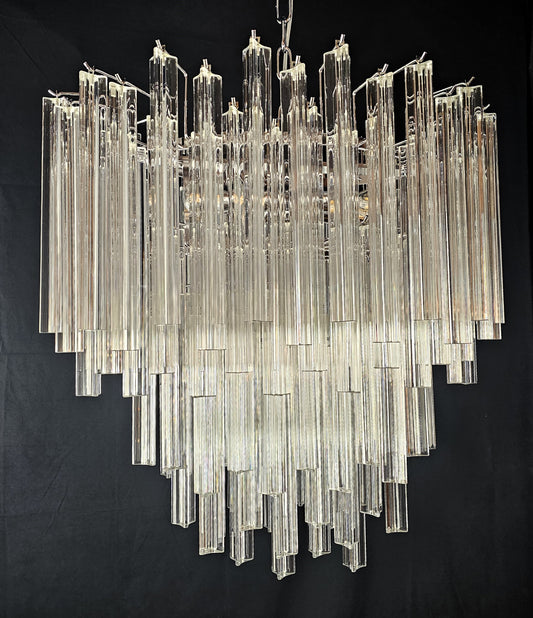 Lampadario ovale Vintage di Murano,stile Venini,anni'70. Con vetri di Murano prismi triedri in cristallo. Designed and made in Venice,Italy.