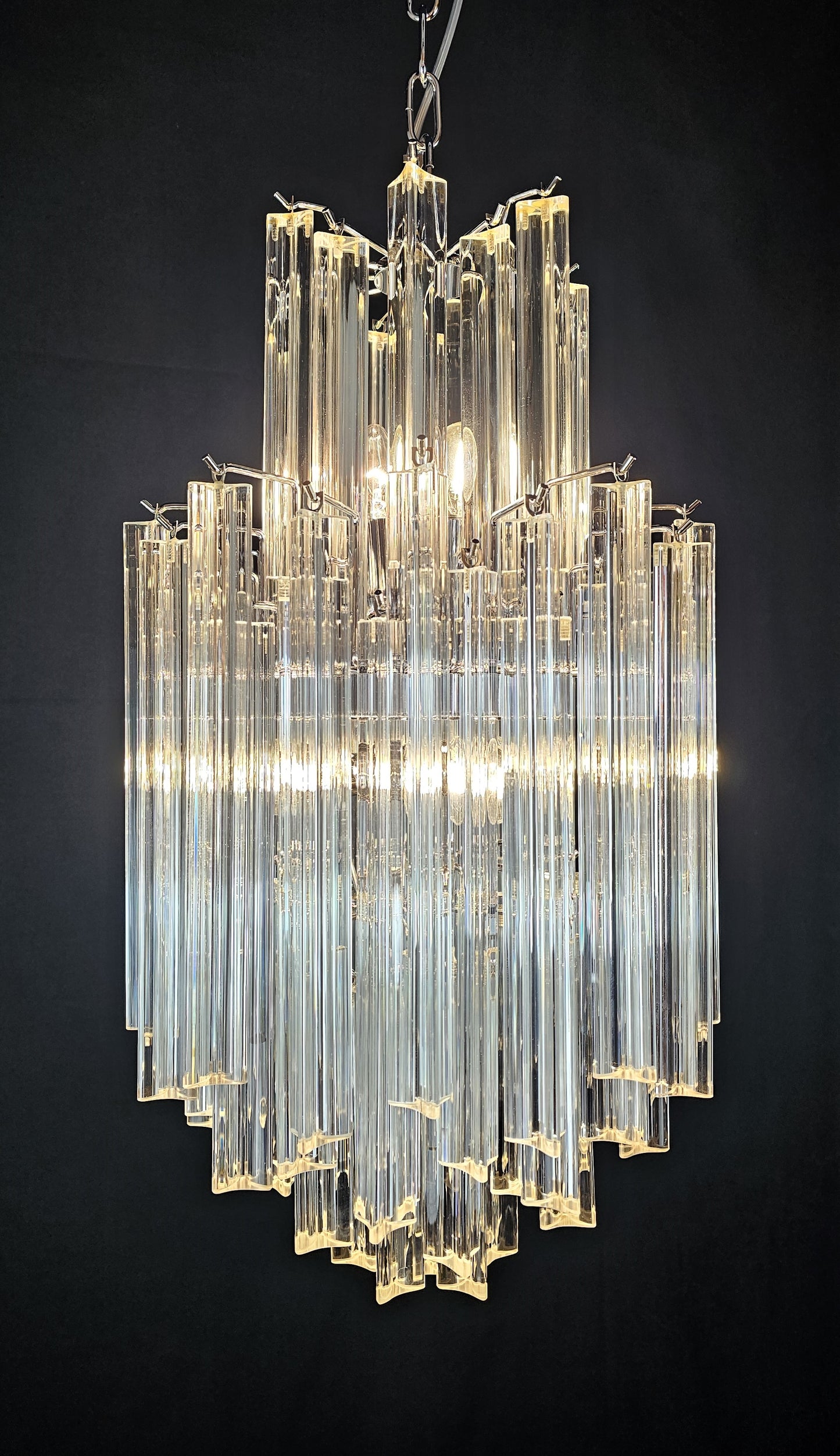 Lampadario Vintage di Murano, stile Venini, anni'70. Con vetri prismi triedri di Murano in cristallo. Designed and made in Venice Italy.
