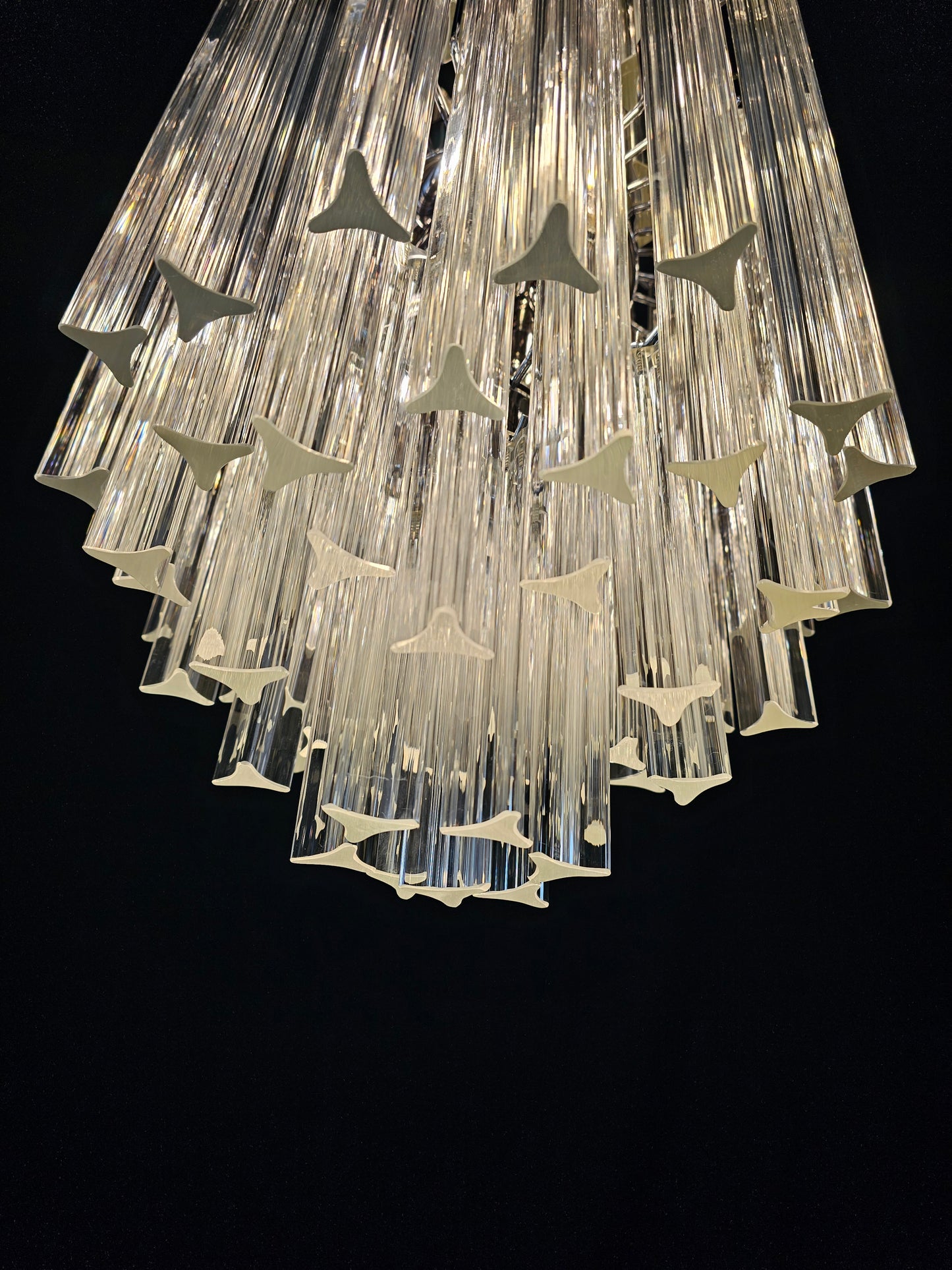 Lampadario Vintage di Murano, stile Venini, anni'70. Con vetri prismi triedri di Murano in cristallo. Designed and made in Venice Italy.