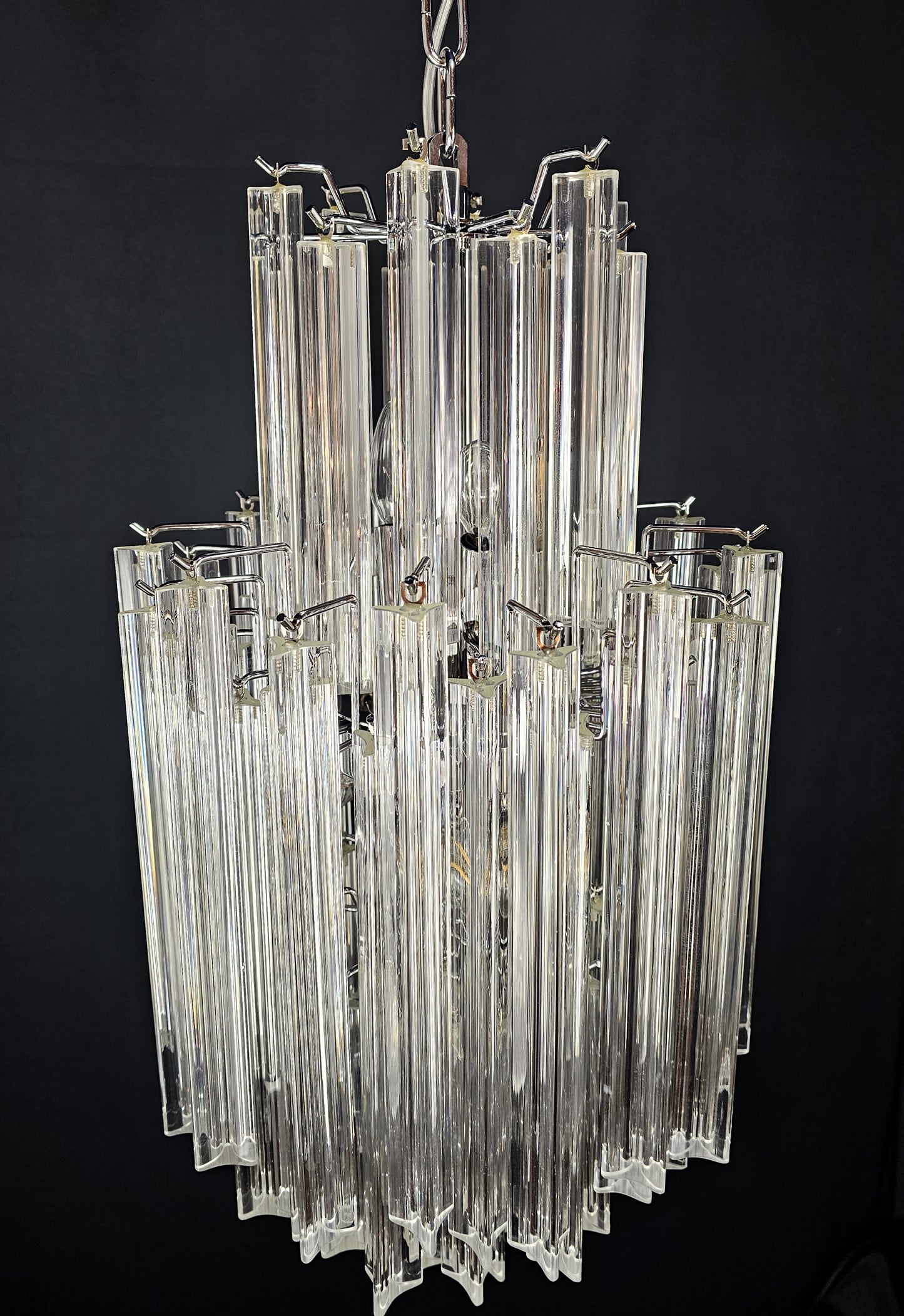 Lampadario Vintage di Murano, stile Venini, anni'70. Con vetri prismi triedri di Murano in cristallo. Designed and made in Venice Italy.