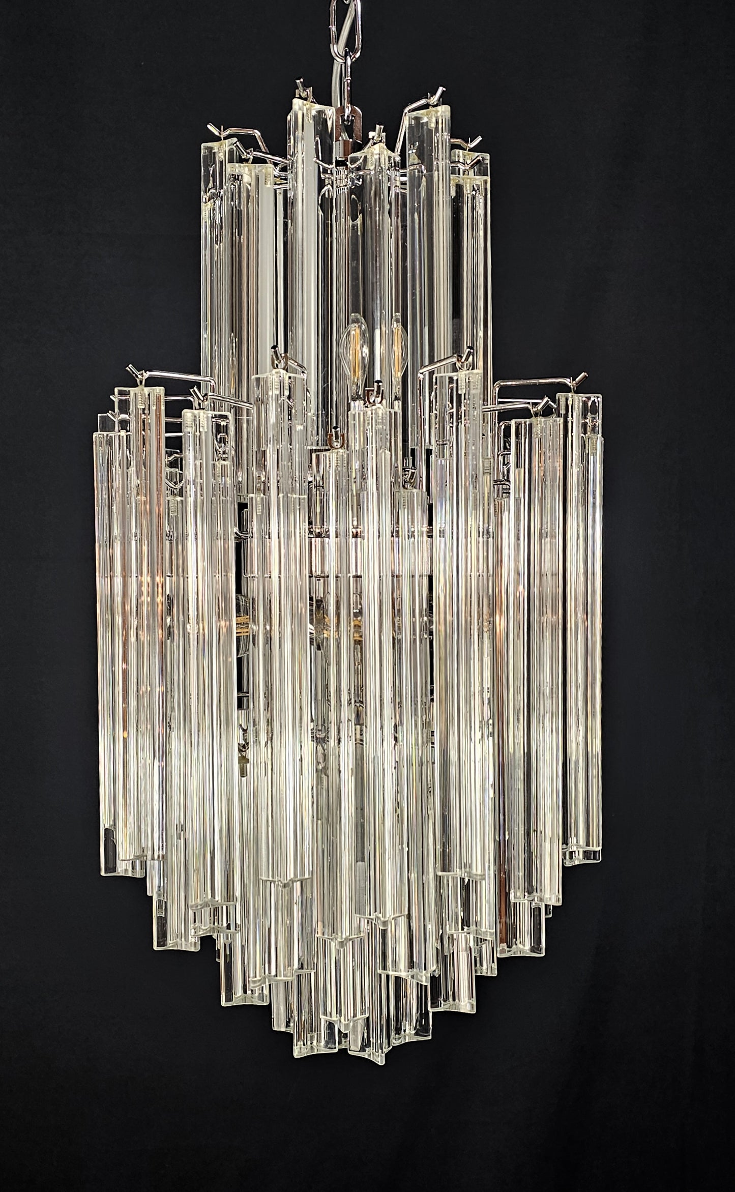 Lampadario Vintage di Murano, stile Venini, anni'70. Con vetri prismi triedri di Murano in cristallo. Designed and made in Venice Italy.