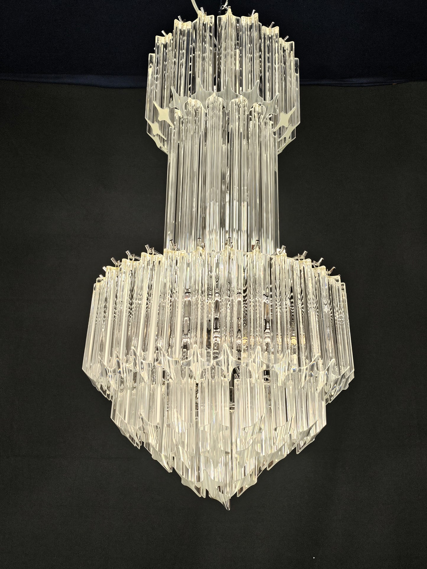 Lampadario Vintage di Murano, stile Venini, anni'70. Con vetri di Murano prismi quadriedri in cristallo. Designed and made in Venice Italy.