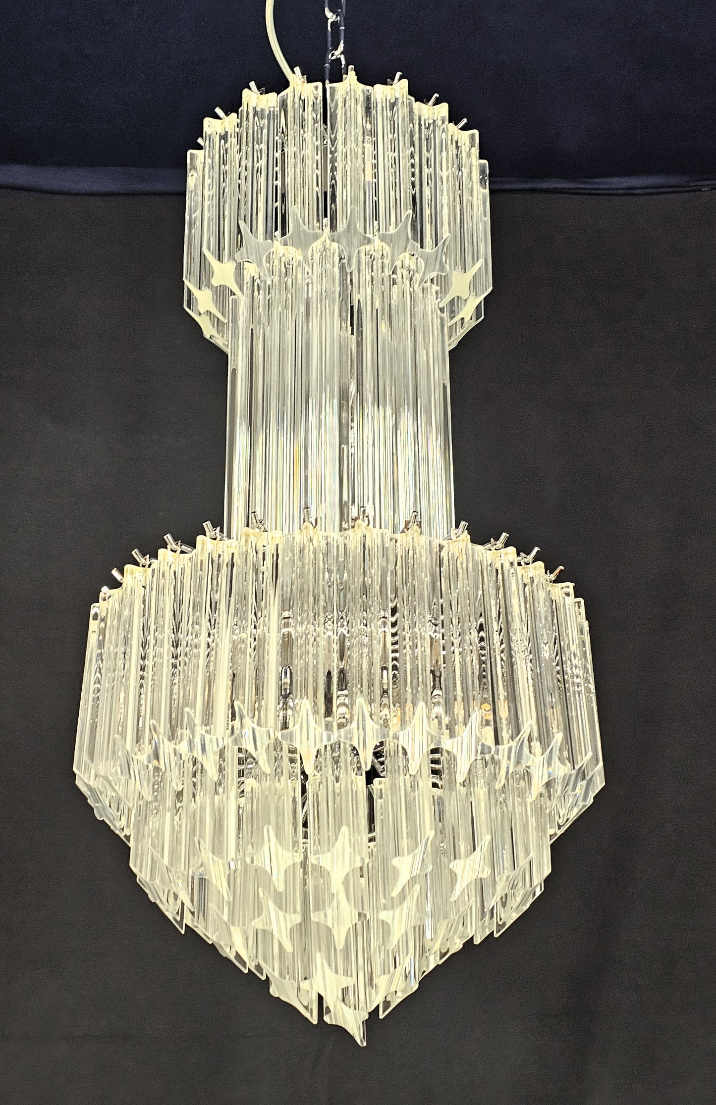Lampadario Vintage di Murano, stile Venini, anni'70. Con vetri di Murano prismi quadriedri in cristallo. Designed and made in Venice Italy.