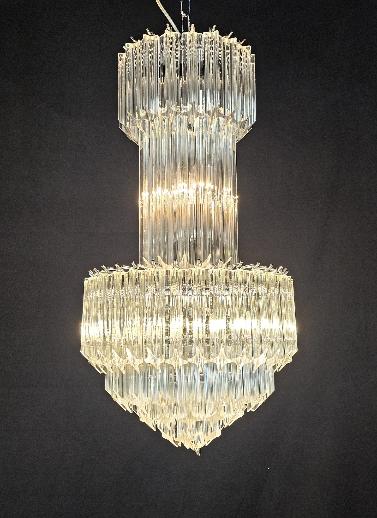 Lampadario Vintage di Murano, stile Venini, anni'70. Con vetri di Murano prismi quadriedri in cristallo. Designed and made in Venice Italy.