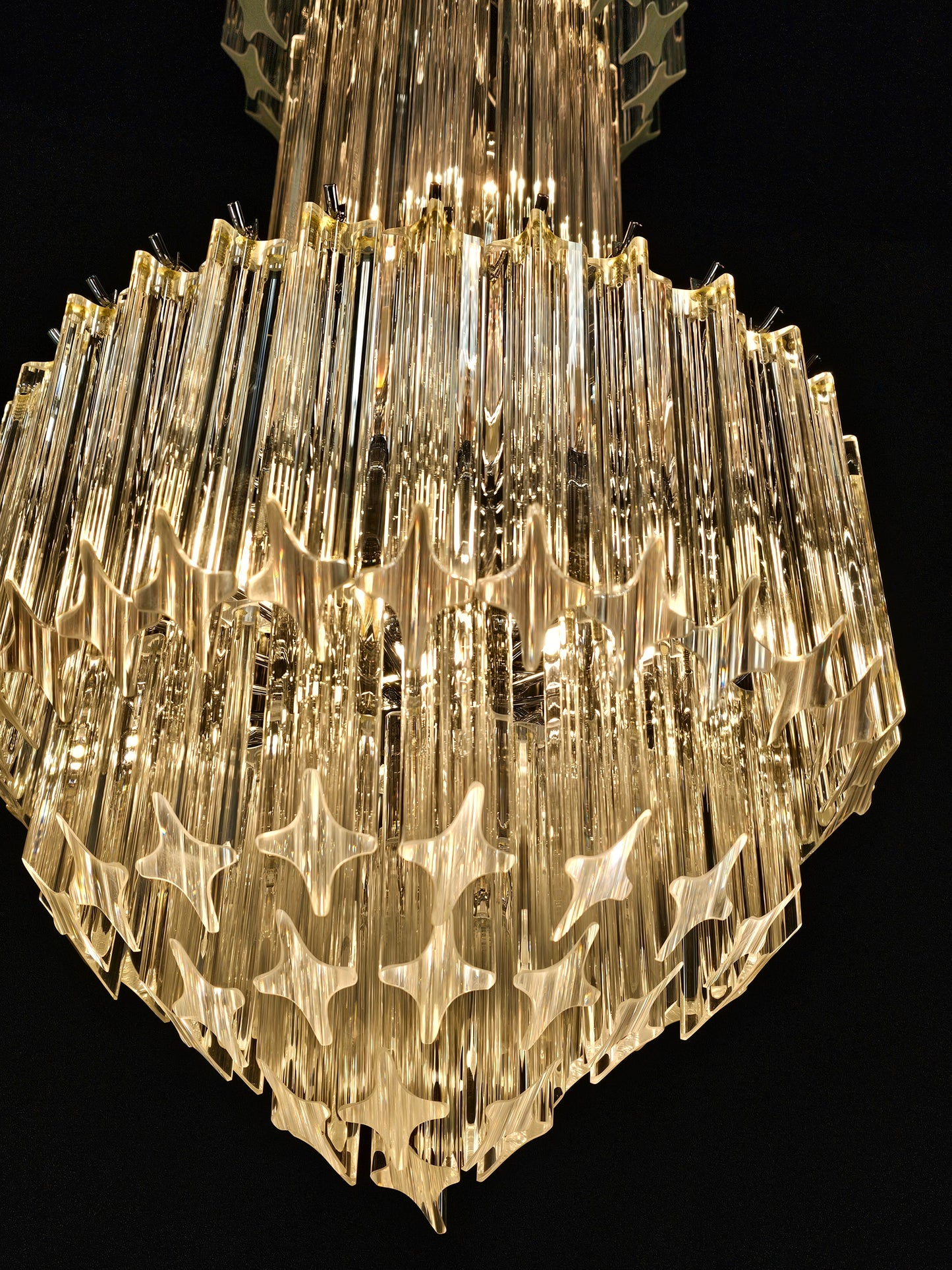 Lampadario Vintage di Murano, stile Venini, anni'70. Con vetri di Murano prismi quadriedri in cristallo. Designed and made in Venice Italy.