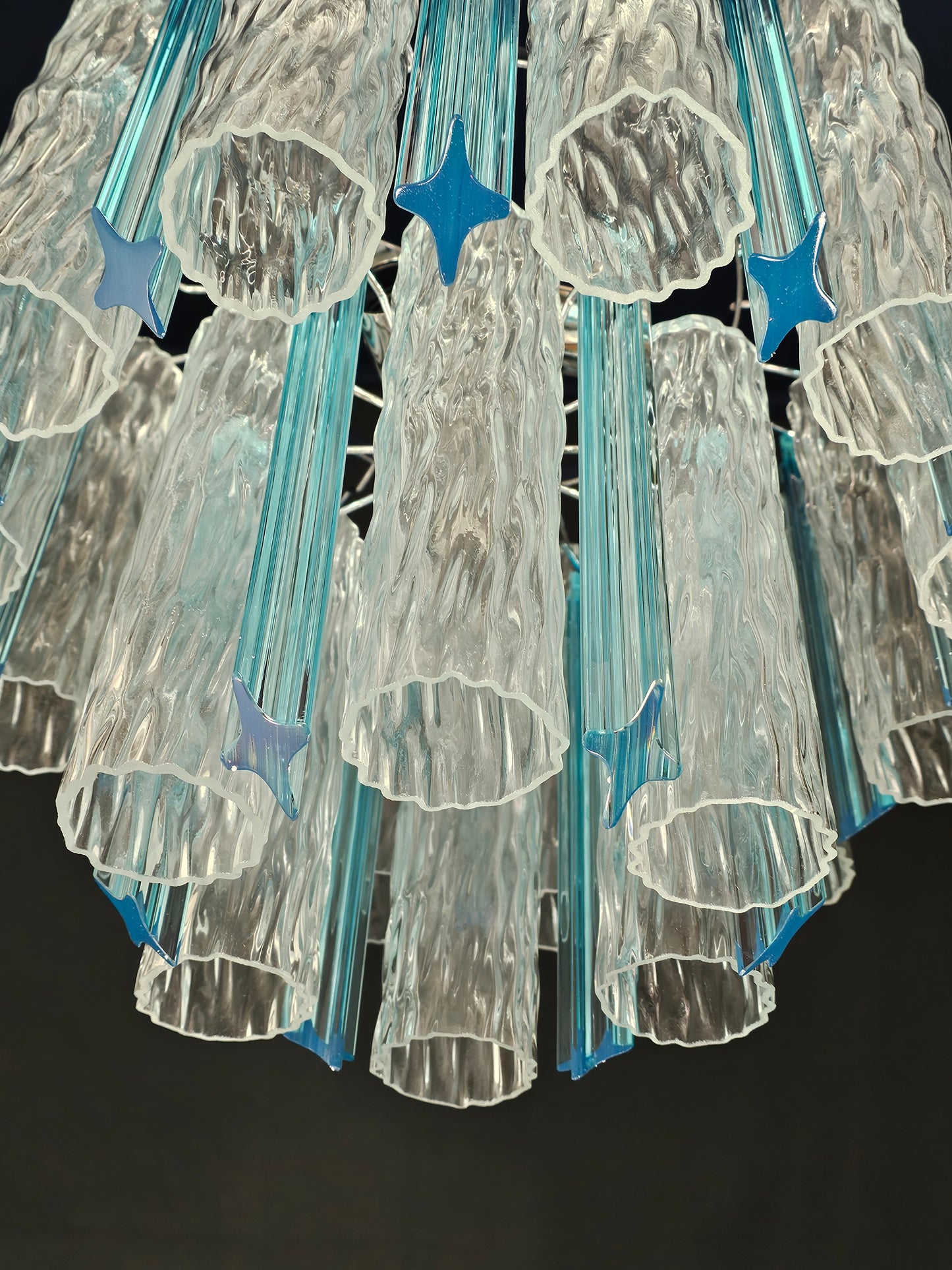 Lampadario Vintage di Murano, stile Barovier, anni'80. Con vetri di Murano prismi e tubi cilindro in cristallo. Designed and made in Italy