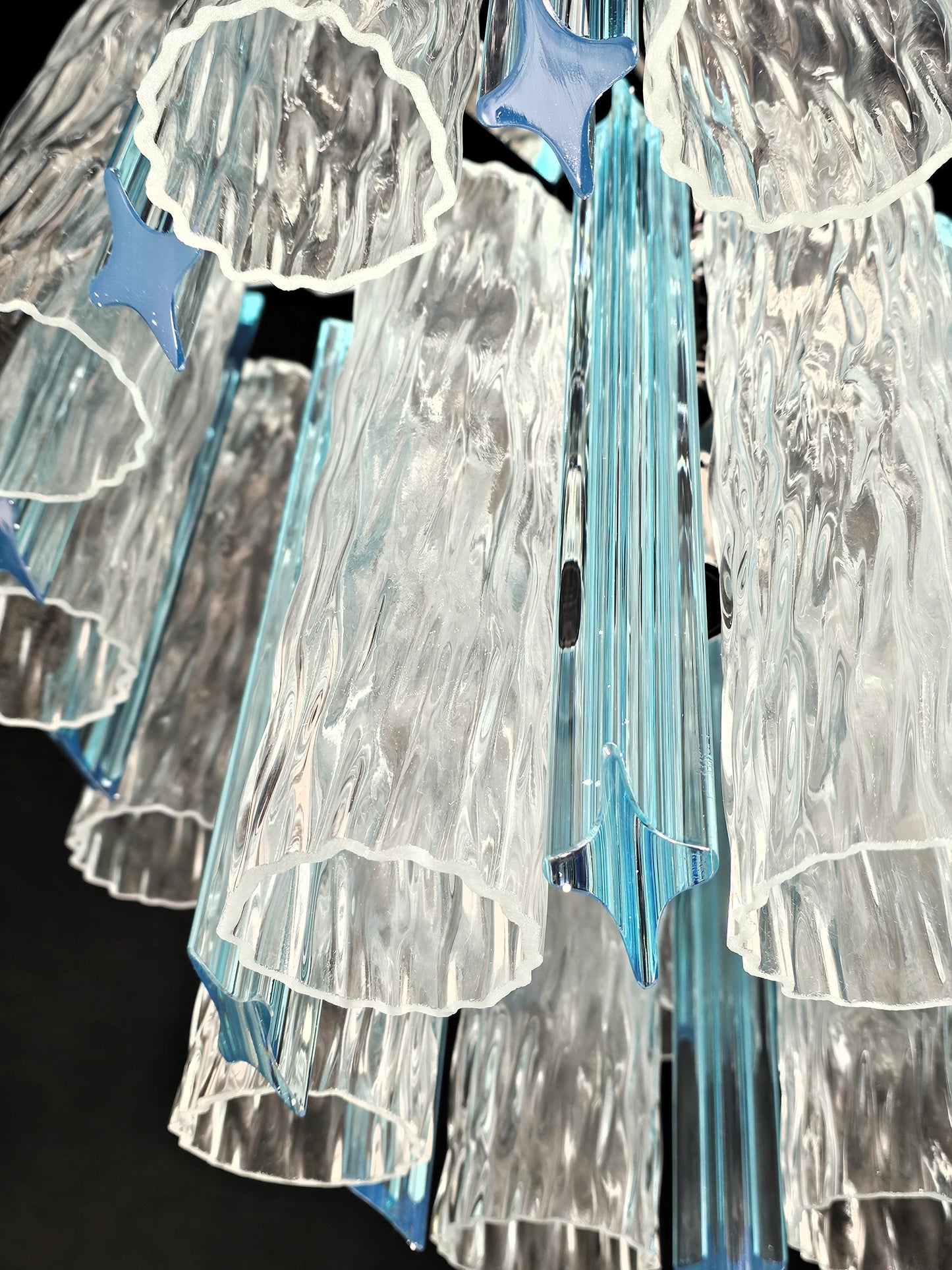 Lampadario Vintage di Murano, stile Barovier, anni'80. Con vetri di Murano prismi e tubi cilindro in cristallo. Designed and made in Italy