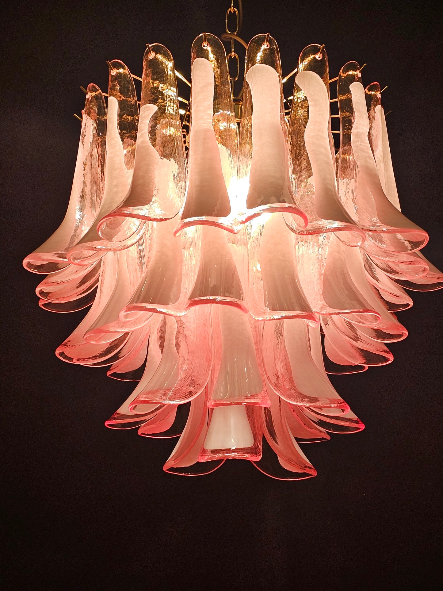 Lampadario Vintage Murano, stile Mazzega, anni'80. Vetri di Murano petali rosa con anima bianca. Designed and Made in Venice, Italy.