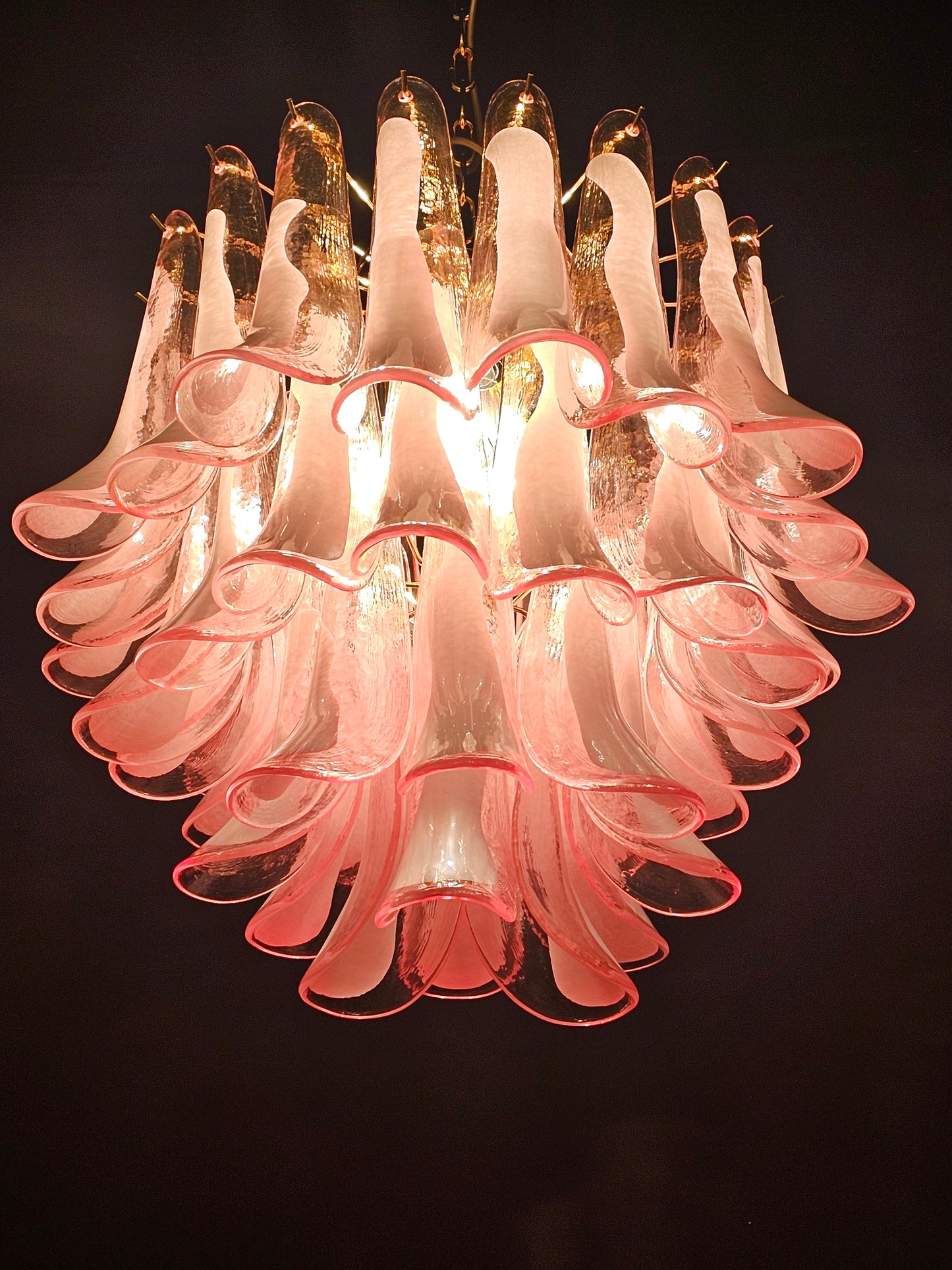 Lampadario Vintage Murano, stile Mazzega, anni'80. Vetri di Murano petali rosa con anima bianca. Designed and Made in Venice, Italy.