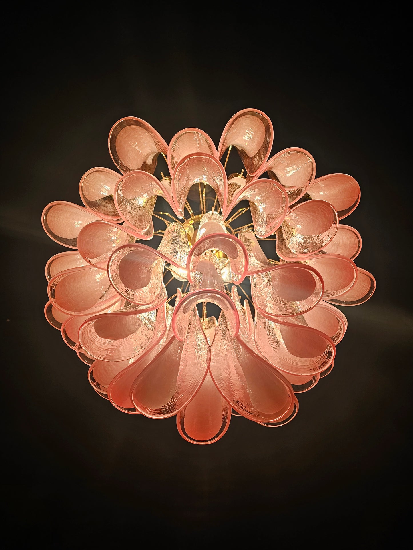 Lampadario Vintage Murano, stile Mazzega, anni'80. Vetri di Murano petali rosa con anima bianca. Designed and Made in Venice, Italy.