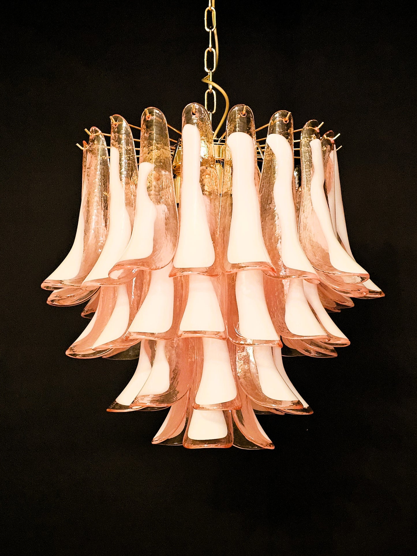 Lampadario Vintage Murano, stile Mazzega, anni'80. Vetri di Murano petali rosa con anima bianca. Designed and Made in Venice, Italy.