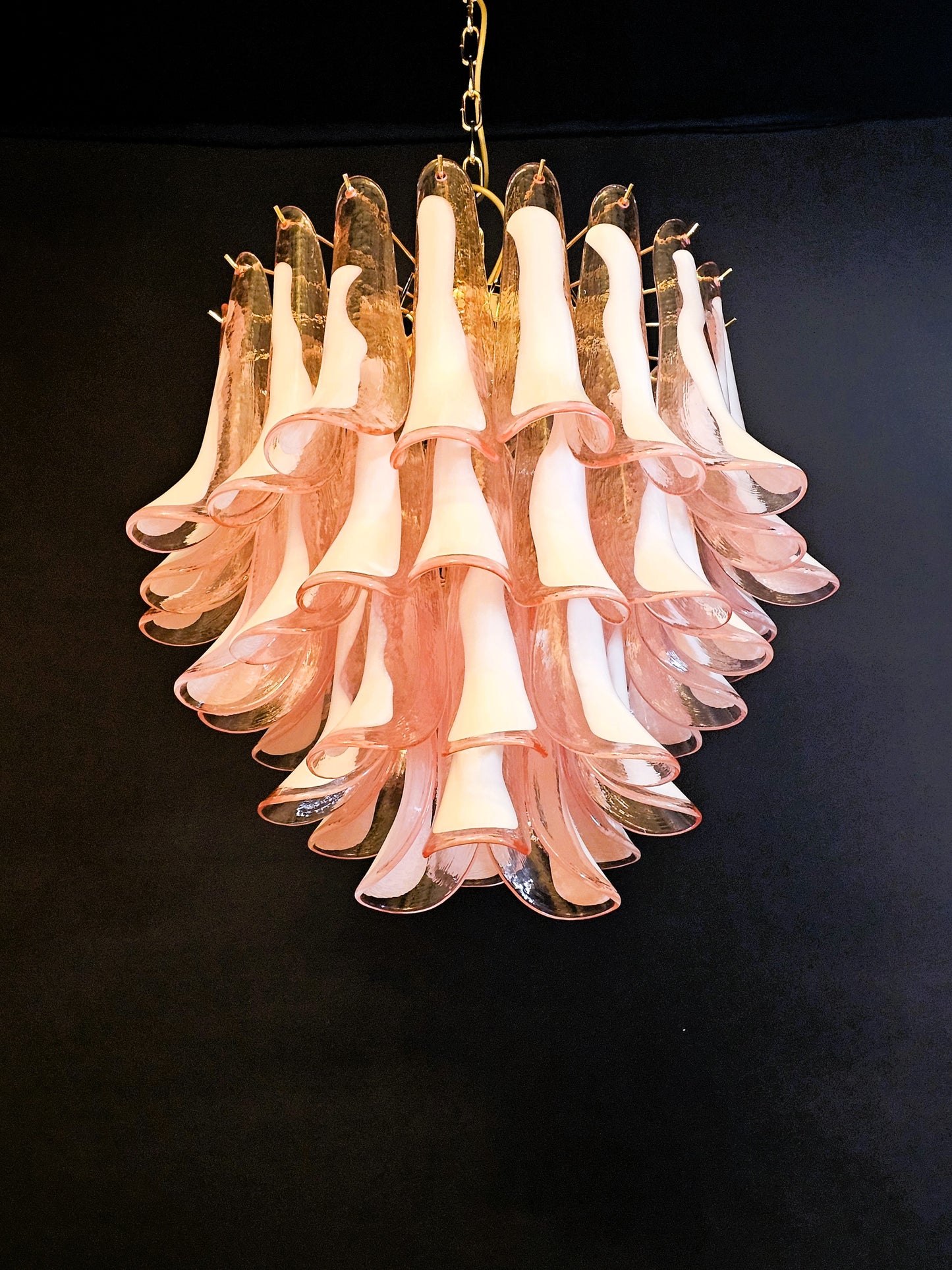 Lampadario Vintage Murano, stile Mazzega, anni'80. Vetri di Murano petali rosa con anima bianca. Designed and Made in Venice, Italy.