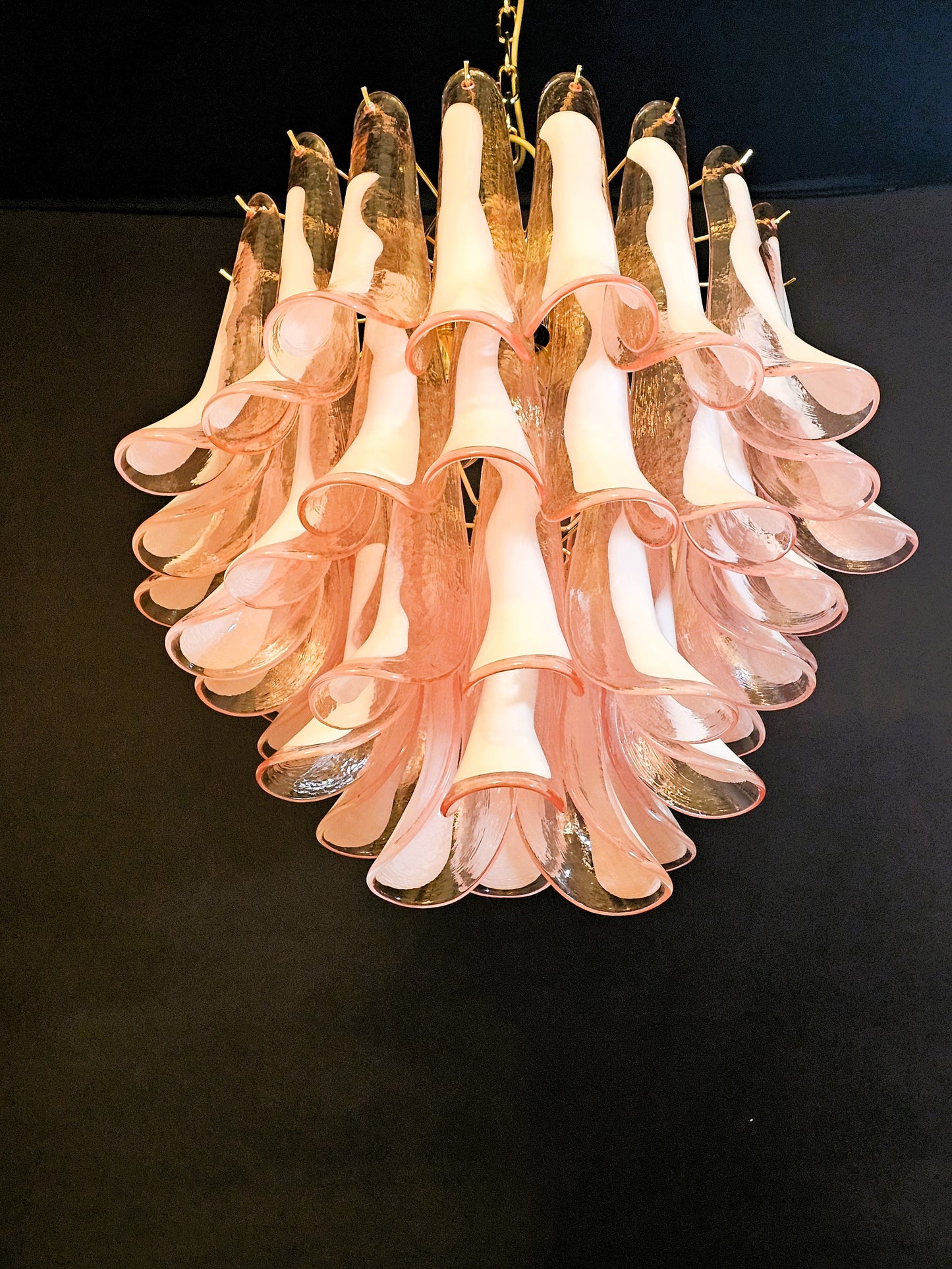 Lampadario Vintage Murano, stile Mazzega, anni'80. Vetri di Murano petali rosa con anima bianca. Designed and Made in Venice, Italy.