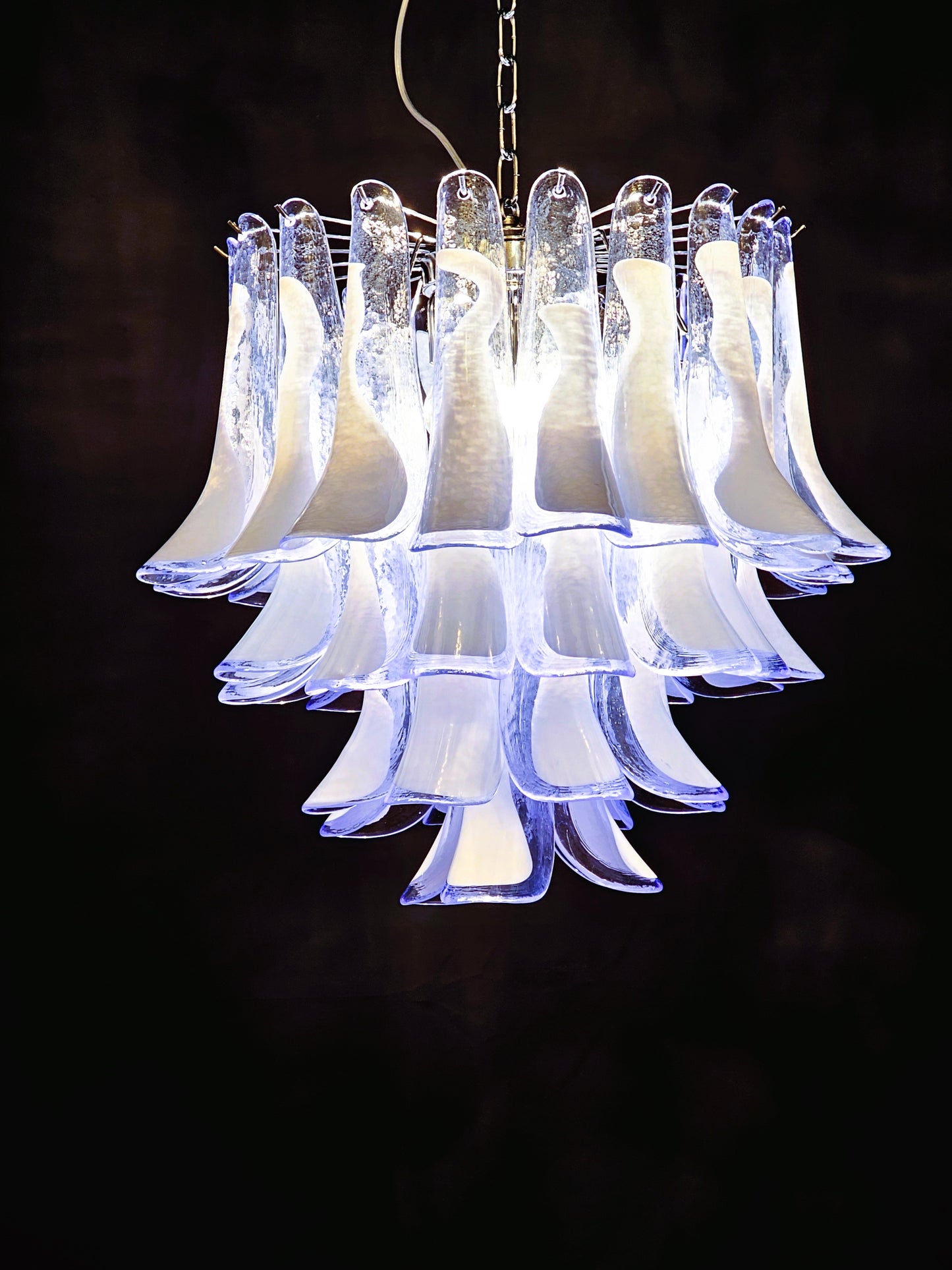 Lampadario Vintage Murano, stile Mazzega, anni'80.  Vetri di Murano petali blu chiaro con anima bianca. Designed and Made in Venice, Italy.