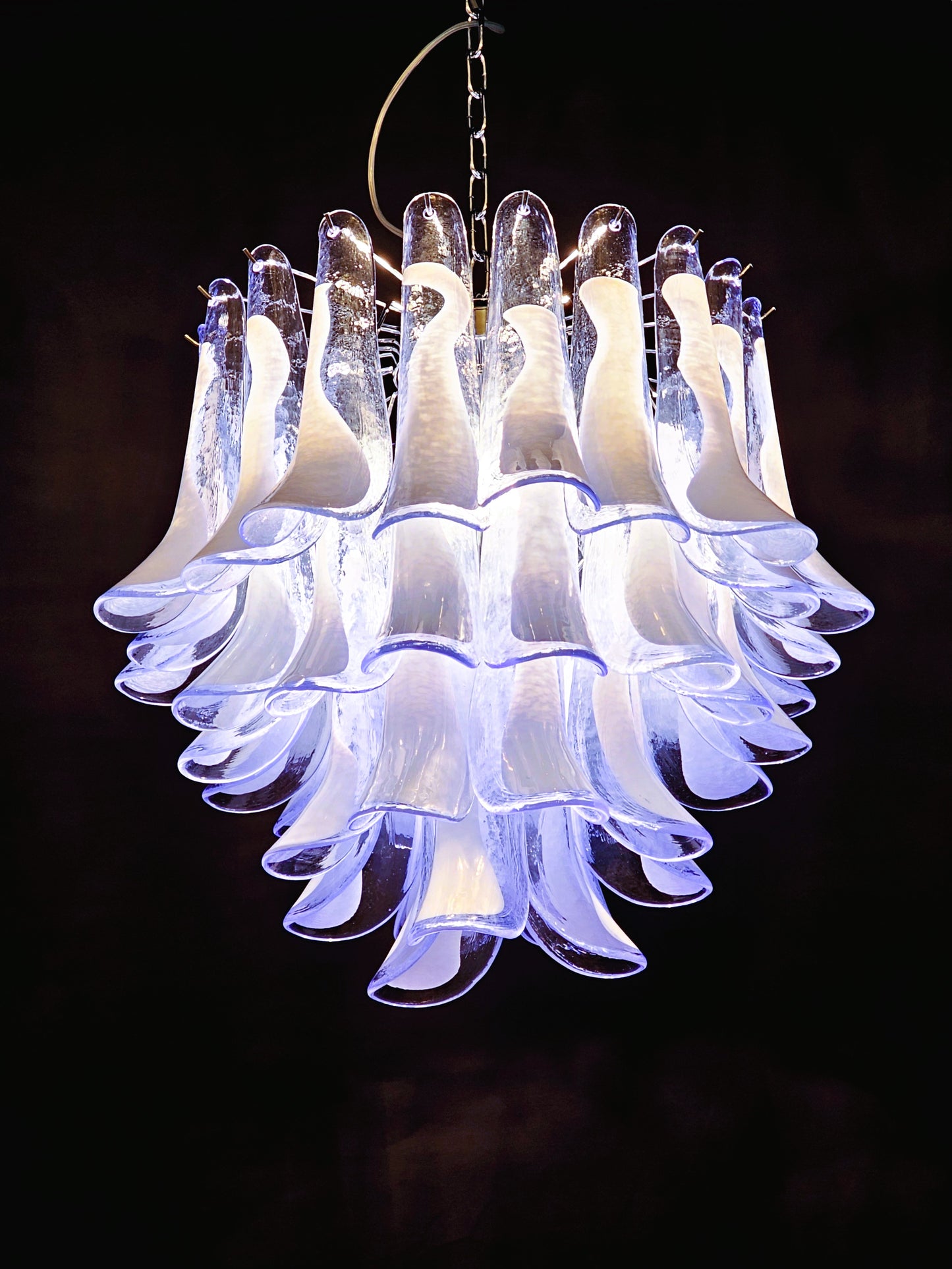 Lampadario Vintage Murano, stile Mazzega, anni'80.  Vetri di Murano petali blu chiaro con anima bianca. Designed and Made in Venice, Italy.