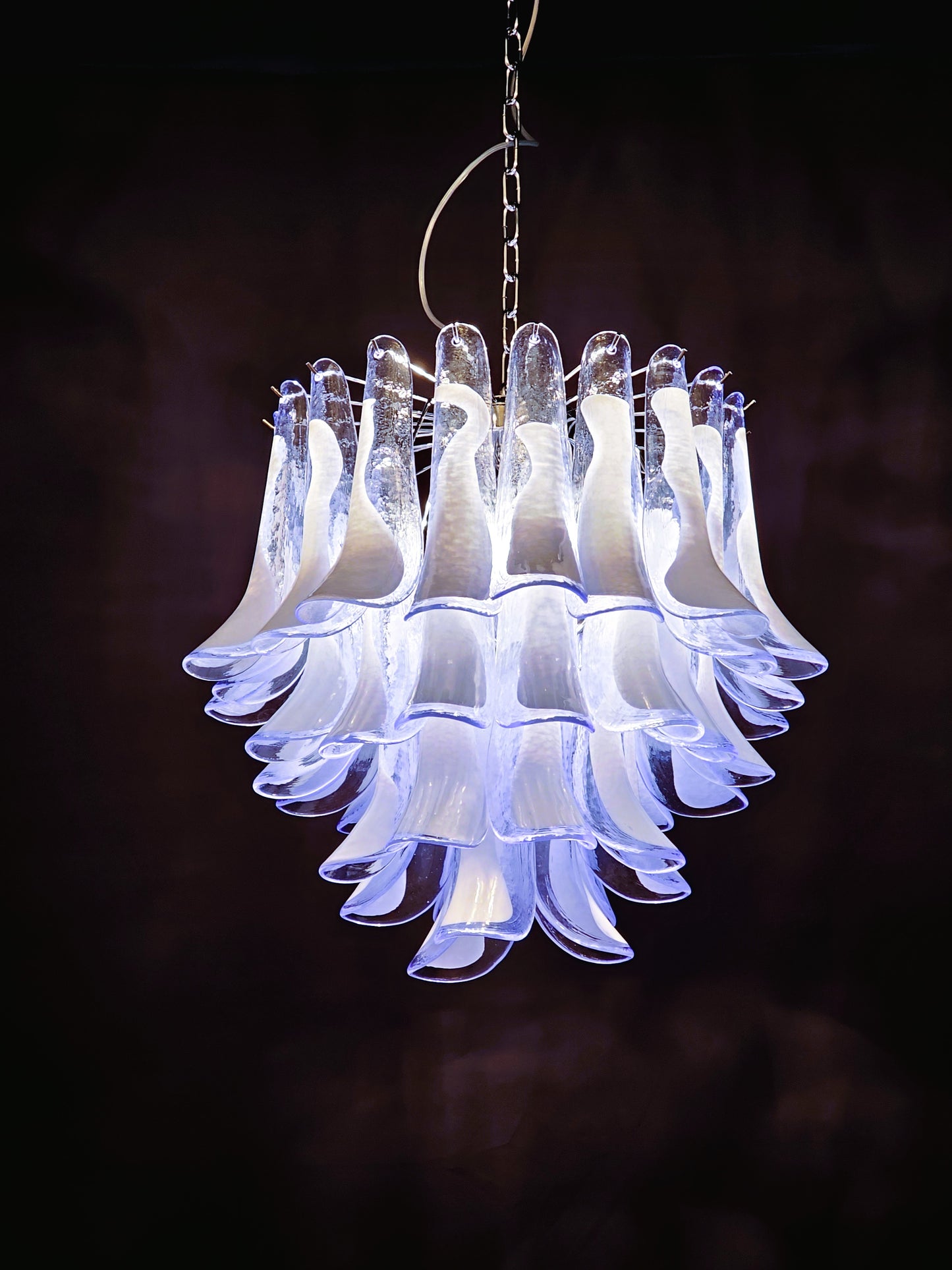 Lampadario Vintage Murano, stile Mazzega, anni'80.  Vetri di Murano petali blu chiaro con anima bianca. Designed and Made in Venice, Italy.
