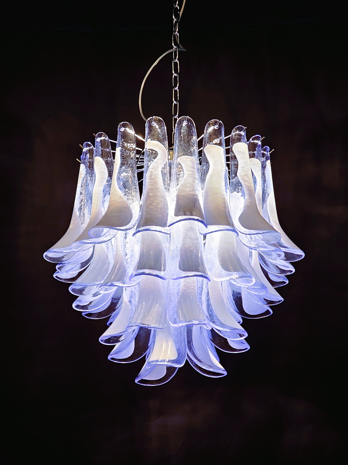 Lampadario Vintage Murano, stile Mazzega, anni'80.  Vetri di Murano petali blu chiaro con anima bianca. Designed and Made in Venice, Italy.