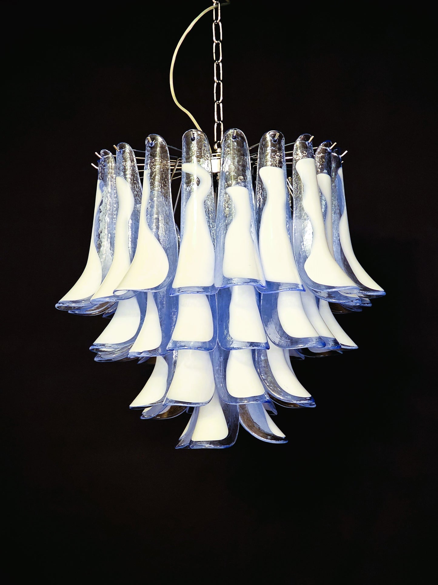 Lampadario Vintage Murano, stile Mazzega, anni'80.  Vetri di Murano petali blu chiaro con anima bianca. Designed and Made in Venice, Italy.