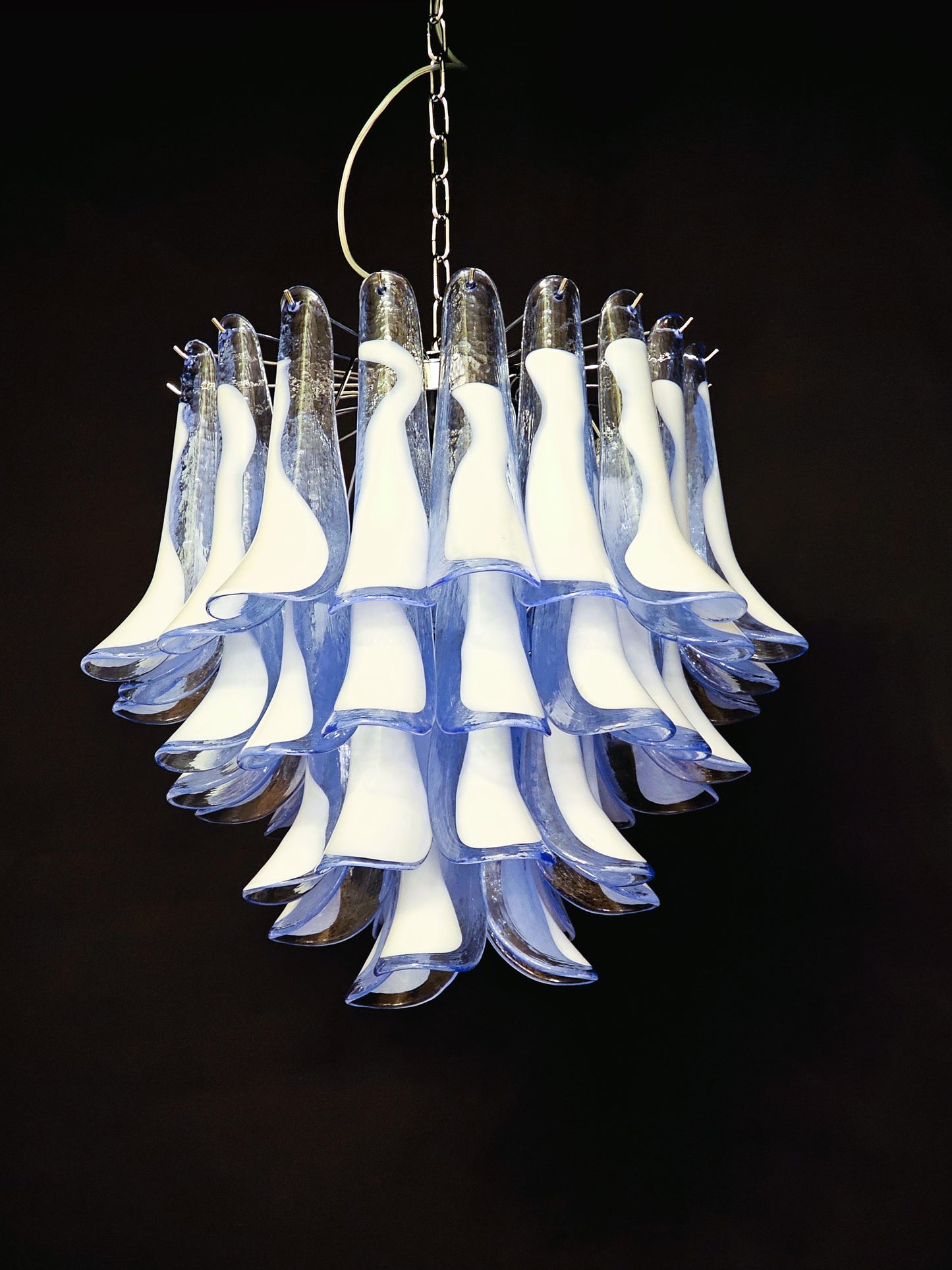 Lampadario Vintage Murano, stile Mazzega, anni'80.  Vetri di Murano petali blu chiaro con anima bianca. Designed and Made in Venice, Italy.
