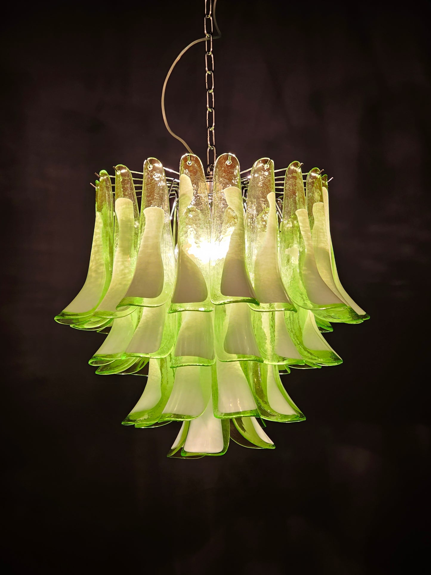 Lampadario Vintage Murano, stile Mazzega, anni'80. Vetri di Murano petali verde con anima bianca. Designed and Made in Venice, Italy.