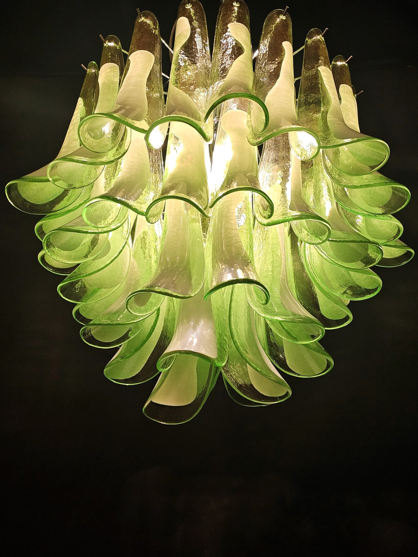Lampadario Vintage Murano, stile Mazzega, anni'80. Vetri di Murano petali verde con anima bianca. Designed and Made in Venice, Italy.