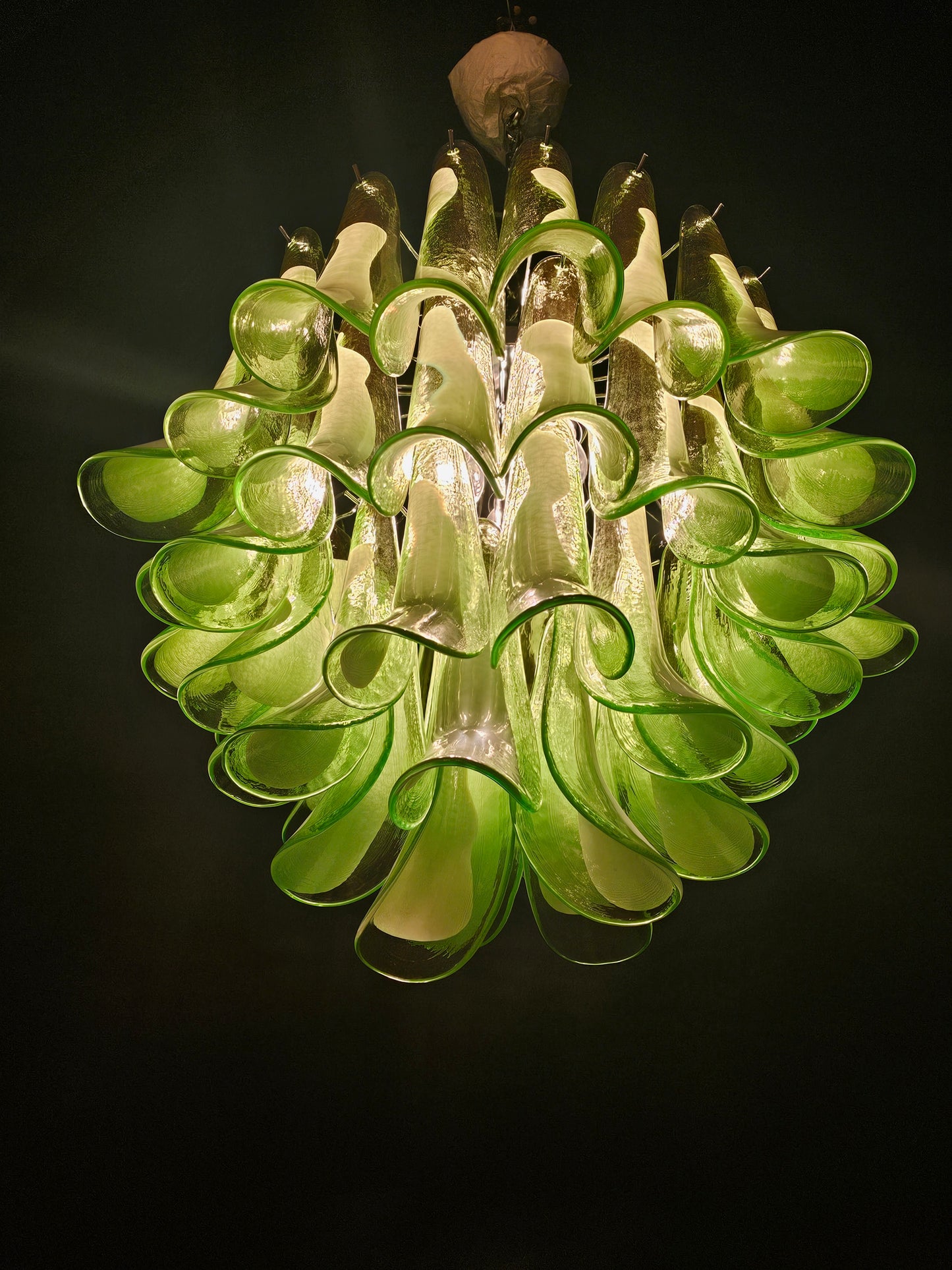Lampadario Vintage Murano, stile Mazzega, anni'80. Vetri di Murano petali verde con anima bianca. Designed and Made in Venice, Italy.