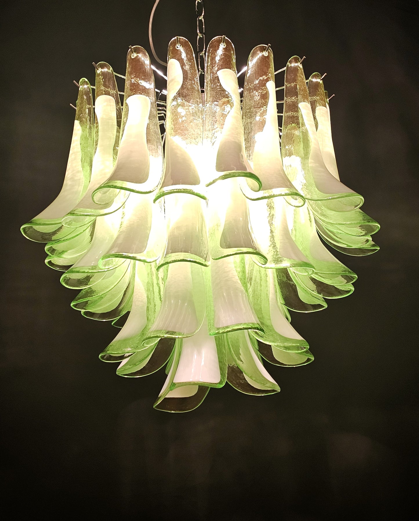 Lampadario Vintage Murano, stile Mazzega, anni'80. Vetri di Murano petali verde con anima bianca. Designed and Made in Venice, Italy.