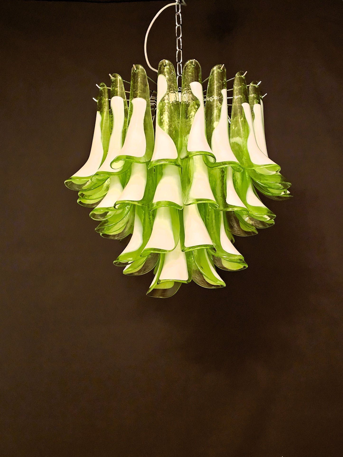 Lampadario Vintage Murano, stile Mazzega, anni'80. Vetri di Murano petali verde con anima bianca. Designed and Made in Venice, Italy.