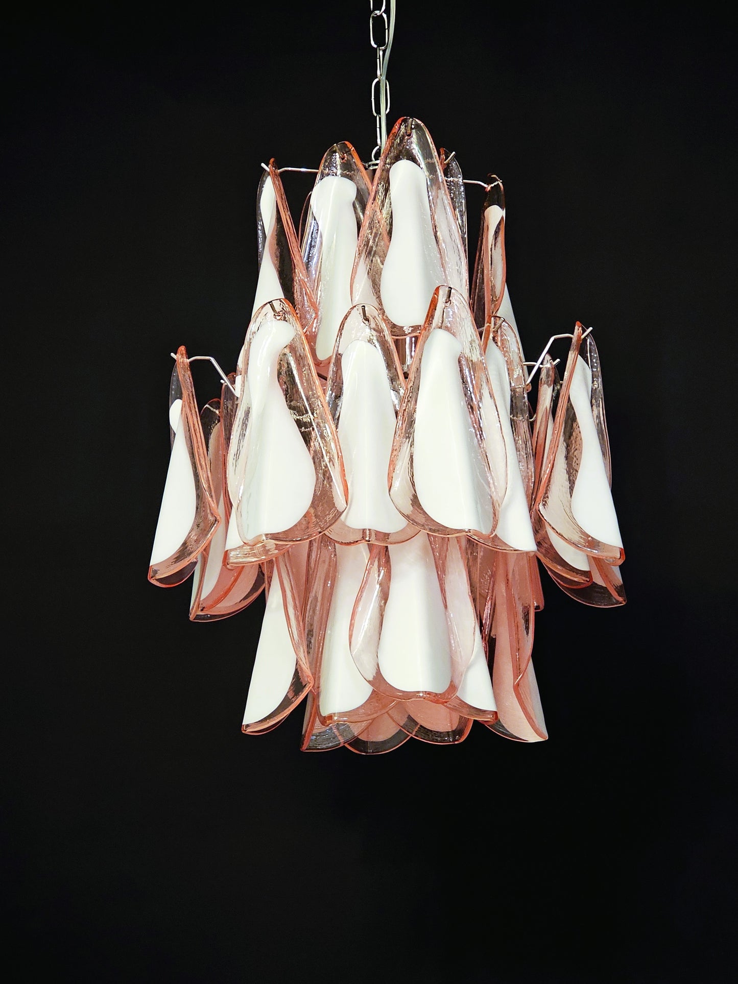 Lampadario di Murano stile Impero. Vetri di Murano fatti a mano in cristallo rosa e anima bianca. Designed and made in Italy.