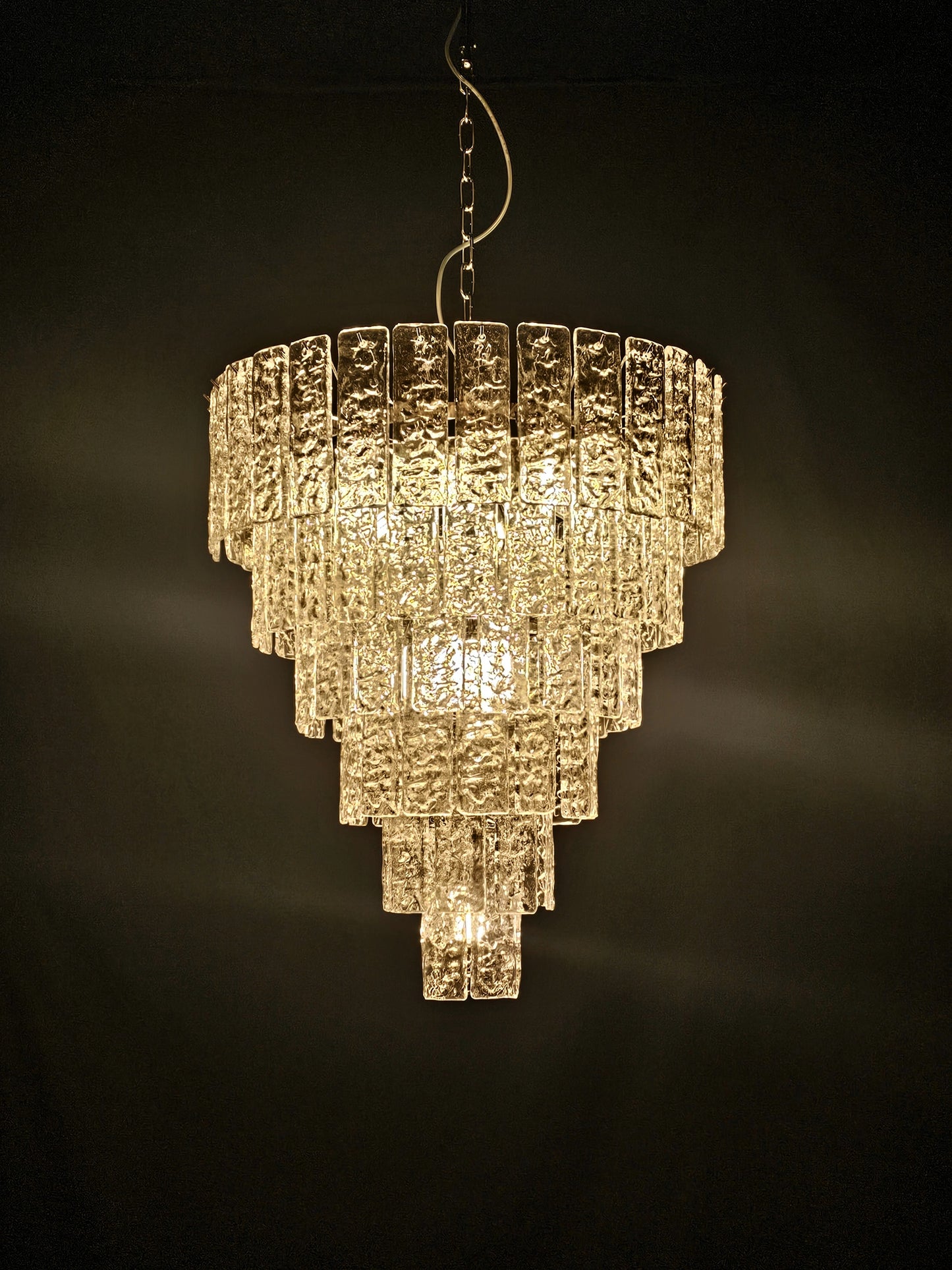 Lampadario artigianale di Murano, con Vetri listelli di Murano fatti a mano, in cristallo con trama martellata. Designed and made in Venice, Italy.