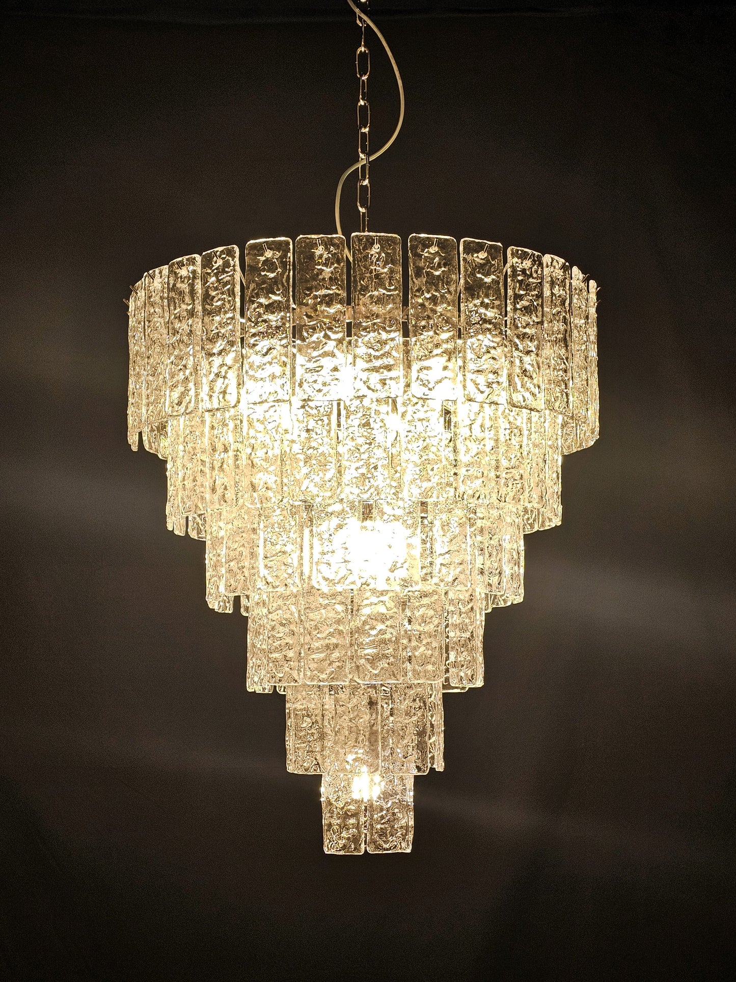 Lampadario artigianale di Murano, con Vetri listelli di Murano fatti a mano, in cristallo con trama martellata. Designed and made in Venice, Italy.